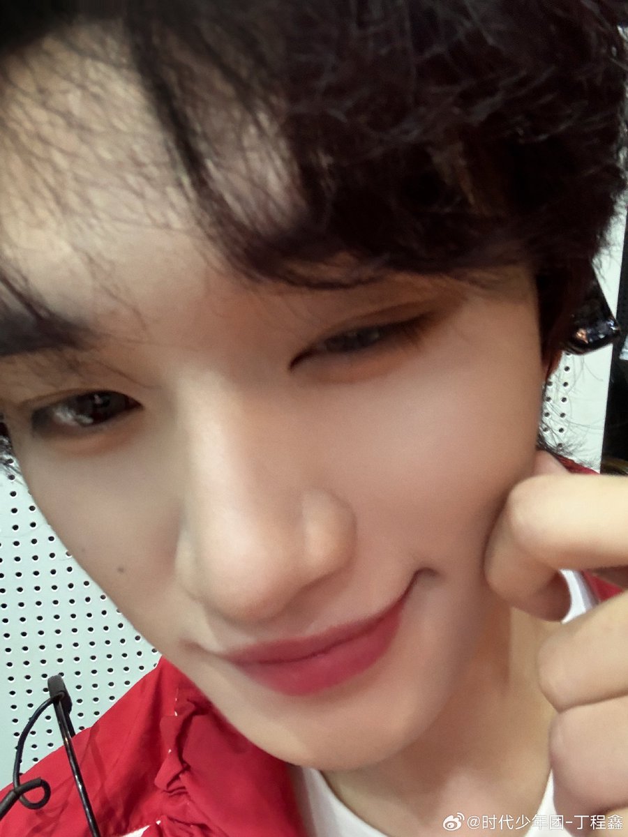 MJQwaDCXdoi1299's tweet photo. 丁程鑫最喜欢马嘉祺做爱时戴眼镜了，他说过不止一次。每次马嘉祺戴上都能得到这只小猫口水在他脸上嘴巴里乱飘似的亲吻，马嘉祺也很清楚。丁程鑫认为马嘉祺戴着金丝眼镜把他抱在怀里吻的时候是最性感的时候。金丝眼镜磨蹭他的鼻梁，能挂在两个人鼻尖晃，几把也在前后晃… https://t.co/ayovV57Z6X