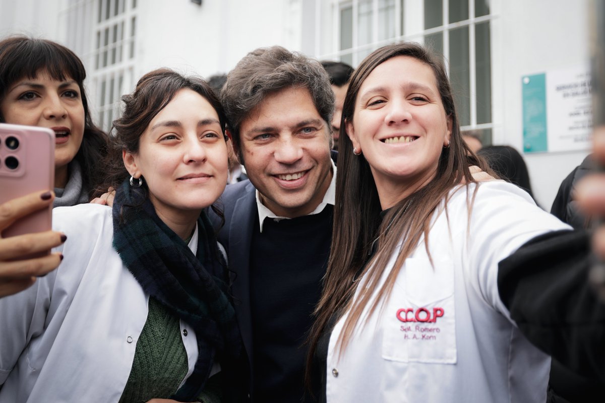 Kicillofok's tweet photo. Nuestra tarea es garantizar un sistema público que abrace y cuide a quienes hoy no pueden pagar un tratamiento privado o sufren la crisis de las obras sociales. Aun con todas las dificultades que enfrentamos, no vamos a dejar de invertir y de trabajar en conjunto con el personal sanitario que tanto esfuerzo hace para cuidar a los bonaerenses.