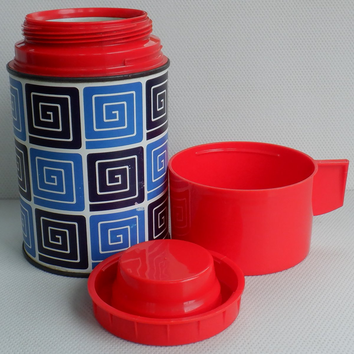 EverRotating's tweet photo. Here's a vintage Aladdin wide mouth flask. 16 fl oz. Made in England. ☕️

🛒 https://t.co/Pz327LEqMz

#VintageShowAndSell https://t.co/Zd3CuMzFs1