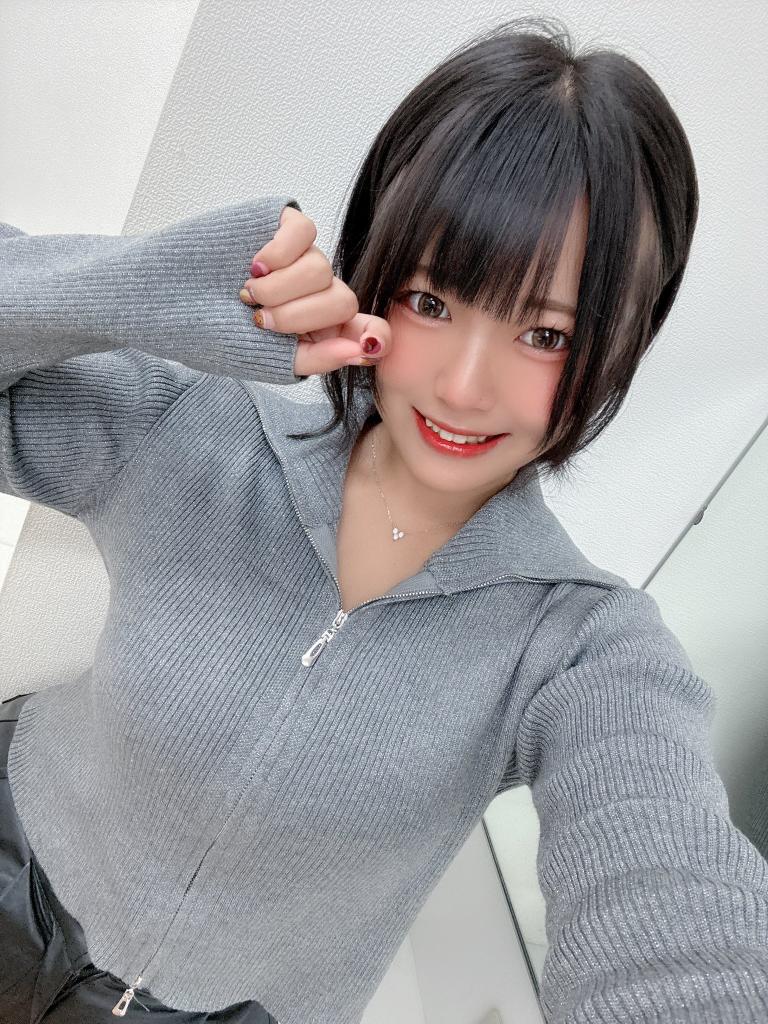 Keith3104's tweet photo. 先日の会話

妹「お兄ちゃんってほのぴちゃんの前で歌った事あるの?」

ほ「前というか とあるイベントで 陰陽座を歌った事はあるよ」

妹「そうなんだ 今度はARBだね」

ほ「・・・」

かなり前に黒衣の天女を歌った記憶がある。

 #先日の会話 https://t.co/rvJi7o7HS3