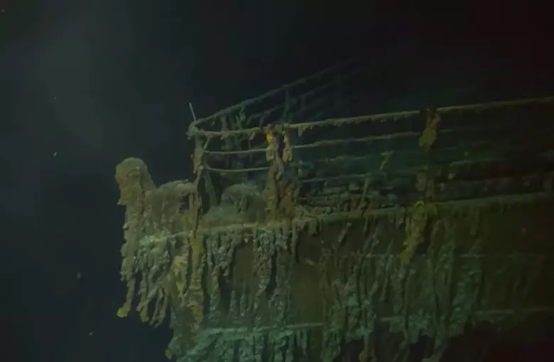 25YearsAgoLive's tweet photo. A wealthy New York City couple get married on the bow of the Titanic after descending there by submarine. 

The general public criticizes the move as in bad taste. 

The couple paid $75,000 to tie the knot on the Titanic. 

The scuba photo here depicts an earlier trip; it is not possible to leave a submarine at Titanic’s depth.
