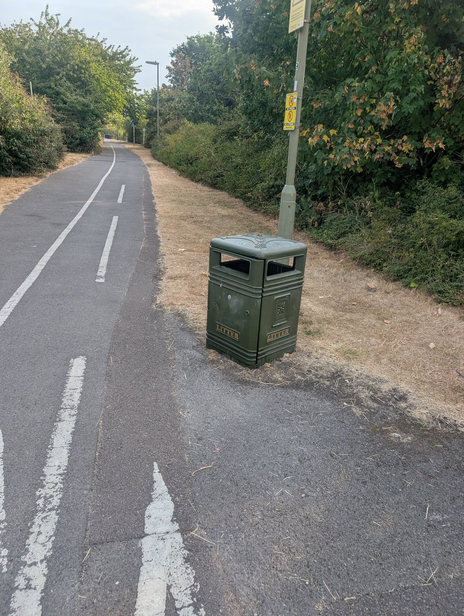 GosportBins's tweet photo. Cycle track bin 🚮🗑️♻️

#binstagram #Gosport #Hampshire #Bins #Trash https://t.co/m834w1Wo4z