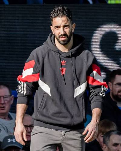 TouchlineX's tweet photo. 🚨🗣️ 𝗡𝗘𝗪: Ruben Amorim responds to why he wears a suit at AC Milan, while wearing a hoodie at Manchester United.

"Milan is the city of fashion. I have been told it's different here and you have to present yourself differently." https://t.co/GtgNN2w46x