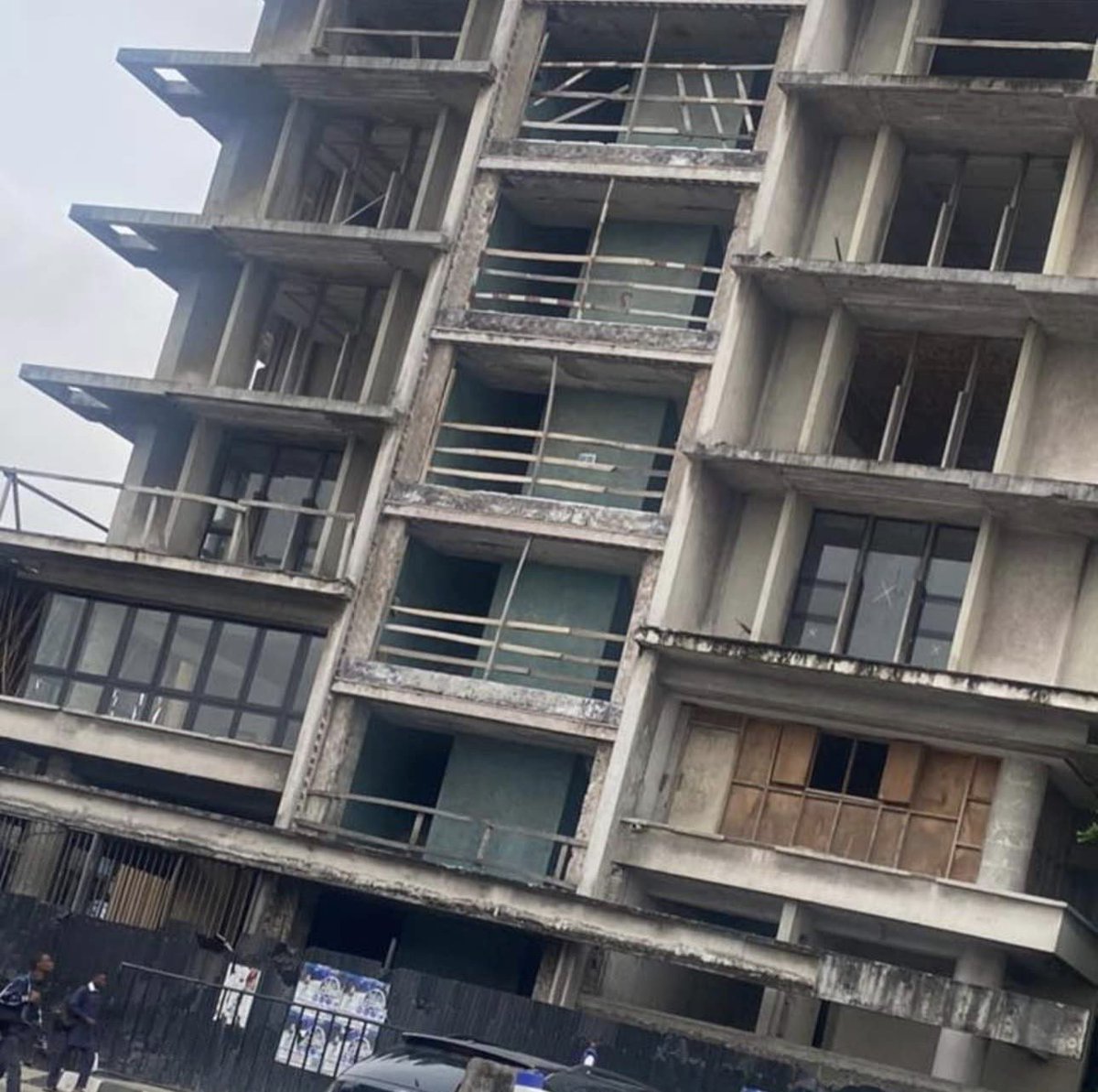 LuckyGoldx's tweet photo. barclays bank building in lagos..

1960s                 vs.               2026. https://t.co/HoUyRB1JEd