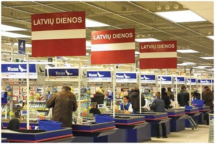 Dakasr2's tweet photo. 🇱🇻🇱🇹 Įdomus istorinis faktas iš 2000-ųjų:

​„Vilniaus prekyba“ savo „Maxima“ parduotuvėse Lietuvoje suorganizavo Latvijos dienas.

​Tada pirkėjai buvo viliojami:

​🇱🇻 Latvijos vėliavėlėmis pažymėtomis prekėmis;
​🍫 Produktų degustacijomis ir suvenyrais;
​🍺 Tokių prekės ženklų kaip „Laima“, „Cido“, „Aldaris“, „Simeks“ ir kt. gaminiais.

​Iš viso lentynose atsidūrė 330 skirtingų prekių iš 42 Latvijos įmonių! ☺️

🎬 90s_latvia /ig
