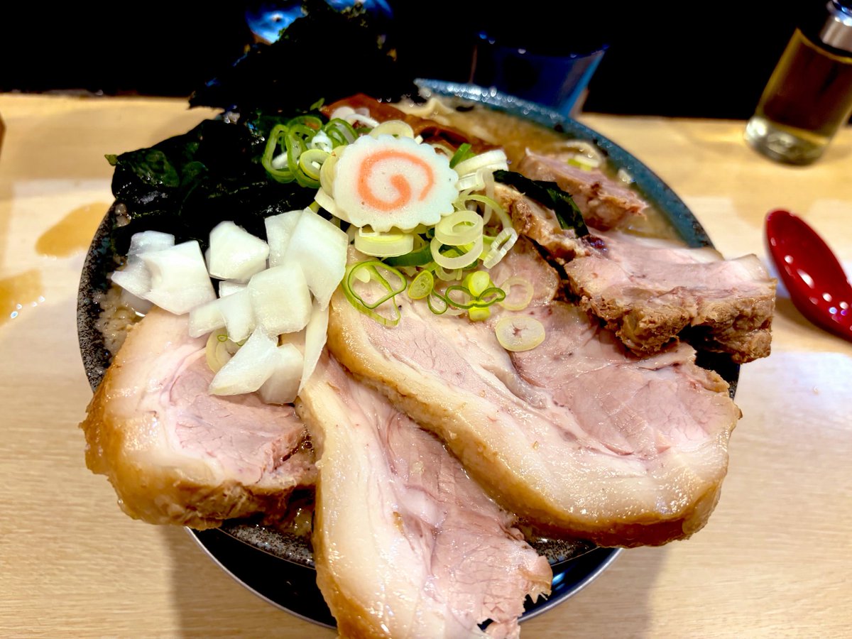 Issinadadutsumi's tweet photo. 7/28 麺や六等星
背脂らーめん（煮干し） 肉増し
このラーメンは本当に六等星のらーめんって感じがする
即ち、めちゃくちゃ美味いということ
パンチのある豚汁背脂に追う煮干し
柔め中太麺とのコンビネーション
タマネギのアクセントもピカイチ
高すぎ満足感 ご馳走様でした‼️ https://t.co/PT0txriCFr