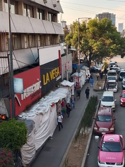 CompaElema's tweet photo. y en Mixcoac alrededor del mercado y sobre circuito no se va a recuperar el espacio? 

la gente tiene que bajarse a la ciclovía y ya no hay banqueta para peatón. https://t.co/Qlsm3McTVx