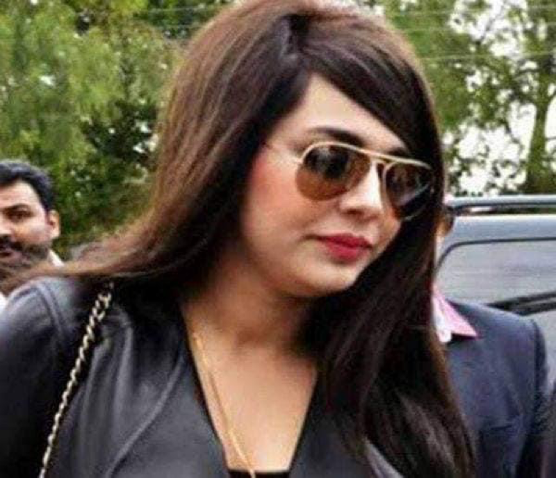 NiniYmz's tweet photo. انصاف اور قانون 💔
ایان علی دبئی جانے کے لیے اسلام آباد ائرپورٹ پر پہنچی جسکا نام اس وقت بے نظیر ائرپورٹ رکھا گیا تھا ،
وہ وی آئی پی لاؤنج تک آئی اور اپنا لیگیج کاونٹر پر رکھا تو کسٹم حکام نے اسکا بیگ چیک کرنا چاہا ،ایان علی نے لاپروائی سے بیگ کھولا اور اعجاز چوہدری نامی کسٹم انسپکٹر نے بیگ میں پڑے دو کپڑے ہٹائے تو نیچے ڈالروں کی گڈیاں پڑی ہوئی تھیں ،انسپکٹر نے ایان علی سے استفسار کیا تو اس نے لاپروائی سے کہا کہ یہ میرے ہیں ،اس نے کہا میڈم مجھے یہ رقم زیادہ لگ رہی ہے، کم و بیش پانچ ہزار ڈالرز سے زیادہ کیش لے جانا غیر قانونی ہے ،پھر اس نے گڈیاں گنی تو وہ 5 لاکھ ڈالرز تھے ،کسٹم انسپکٹر نے اپنے سنئئر کو مطلع کیا اور ایان علی کو صوفے پر بٹھا دیا ،ایان علی کو کوئی پریشانی نہیں تھی ،اسکے لئے یہ روز کا معمول تھا لیکن اعجاز چوہدری کے لئے یہ معمولی بات نہیں تھی ،وہ جانتا تھا کہ ایان علی ہفتے میں دو مرتبہ دبئی جاتی ہے اور اسکے سامان کی کوئی خاص چیکنگ نہیں ہوتی اور کسٹم کا عملہ ہی اسکو ہینگر تک لے کے جاتا ہے ،سنئیر حکام اگئے اور انہوں نے اعجاز چوہدری کو ایک طرف لے جاکر کچھ سمجھانے کی کوشش کی ،اعجاز چوہدری اکھڑ گیا اور اپنی قانونی پوزیشن بتانے لگا ،نیز اس نے اس دوران سی اے اے اور نارکوٹیکس کے افسران کو بھی مطلع کیا ،دوسری ایان علی بے زاری سے صوفے پر بیٹھ کر مسلسل فون پر بات کرتی رہی ،
اسی دوران کسٹم ہی کے کسی فرد نے میڈیا کو خبر دی اور چند گھنٹوں میں پورے میڈیا میں خبر پھیل گئی کہ مشہور ماڈل ایان علی پانچ لاکھ ڈالر سمگل کرتے ہوئے پکڑی گئی اور پکڑنے والا کسٹم انسپکٹر اعجاز چوہدری ہے ،
بات چونکہ اب پھیل گئی تھی لہذا کسٹم حکام کو بھی مجبور ہوکر سٹینڈ لینا پڑا ،انہوں نے ایان علی کہ سفری دستاویزات اور ڈیٹا کی انکوائری کی تو صرف ایک سال میں ایان علی 43 مرتبہ دبئی کا سفر کر  چکی تھی ،ایان علی نے دوران تفتیش اقرار کیا کہ وہ اپنے ذاتی اخراجات اور شاپنگ کے لیے ڈالر ہی لے کر جاتی تھی ،یہ 43 ویں مرتبہ پکڑی گئی تھی، 
جب اس سے پوچھا گیا کہ اتنے ڈالر اسکے پاس کہاں سے آئے اور وہ ڈالر ہی کیوں لے کے جاتی ہے تو اسکے پاس صرف ایک جواب تھا ،یہ میری اپنی کمائی ہے ،

ایان علی کی گرفتاری کے فورا بعد پیپلز پارٹی کی لیگل ٹیم نے اسکا کیس لیا، سردار لطیف کھوسہ اسکا وکیل بنا، ملک کے چوٹی کے وکیلوں نے بیٹھک کی اور مختلف قانونی نقاط اور پوائنٹس اکھٹے کئے گئے ان وکیلوں میں اعتزاز احسن بھی شامل تھے 
انہوں نے ایان علی کے کیس کی پوری پیروی کی، ہر ہر قدم پر وہ لطیف کھوسہ کو گائیڈ کرتے رہے خالانکہ یہ سو فیصد اوپن اینڈ شٹ کیس تھا، 
شریف خاندان کے میڈیا سیل اور زرداری مخالف صحافیوں اور تحریک انصاف کے کارکنوں اور سوشل میڈیا نے ایان علی کا نام زرداری سے جوڑا، 
ٹاک شوز ہونے لگے، پیپلز پارٹی کے لیڈروں سے سوال جواب ہونے لگے تو وہ ٹاک شوز میں بلکل باولے ہوجاتے تھے، 
شرمیلا فاروقی سے لے کر شہلا رضا تک اور مصطفی کھوکھر سے لے کر سعید غنی تک نے مریم صفدر اور کلثوم نواز کے کپڑے اتار دئیے، دوسری طرف تحریک انصاف کے کارکن سوشل میڈیا پر چھائے رہے ،انہوں نے بھٹو تک کو قبر سے نکال دیا ،آج بھی پیپلز پارٹی کے وزیروں مشیروں سے ایان علی کا پوچھا جائے تو انہیں دورے پڑ جاتے ہیں، انکے منہ سے رال نکلتی ہے ،وہ پاگل کتوں کی طرح کاٹ کھانے کو دوڑتے ہیں ،
بہر حال ایان علی کی گرفتاری سے اس ریاست اور اسکے اداروں کا اصل امتحان شروع ہوا ،

وہ جیل گئی ،پھر جب پیشیوں پر آتی تھی تو پورے سرکاری پروٹوکول کے ساتھ میک اپ کرکے آتی تھی ،اسے جیل کے فائیو سٹار بیرک میں رکھا گیا ،کمرے میں دنیا کی ہر سہولت موجود تھی ،وہ منرل واٹر پیتی تھی اور ناشتے میں امریکن و چائنیز فوڈ کھاتی تھی ،اسے ورزش کی مشینیں مہیا کی گئیں ،اسکا فون اور لیپ ٹاپ کسٹم حکام کے پاس تھا لہذا اسے ایک اور فون دیا گیا ،اسکی خدمت کے لیے پورے جیل کا عملہ وقف تھا ،ایان علی کے پورے کیس اور قید میں سب سے زیادہ چاندی وکیلوں کی ہوئی ،دوسرے نمبر پر سب سے زیادہ فائدہ جیل حکام اور پولیس والوں کو ہوا ،تیسرے نمبر پر میڈیا تھا جس نے زرداری اور ملک ریاض دونوں سے بھرپور فائدہ اٹھایا ساتھ شریفوں سے بھی زرداری کی مخالفت میں فائدہ اٹھاتے رہے ،
ایان علی ملکی تاریخ کی پہلی قیدی تھی جسے جیل میں فائیو سٹار ہوٹل کی سہولیات دی گئی ،ایسی سہولیات ذوالفقار علی بھٹو جیسے شخص اور نصرت بھٹو و بے نظیر بھٹو سمیت آصف زرداری اور نواز شریف تک کو نہیں دی گئی تھیں ،حتی کہ جتنی بھی بڑی بڑی سیاسی شخصیات جیل گئی ہیں انہیں یہ سہولیات نہیں ملیں ،مریم نواز سمیت جسکے پاس آدھے پاکستان کی پورن ویڈیوز ہیں اور آدھا لندن اسکے جائیداد میں آتا ہے ،
دوران تفتیش جو کچھ ہوا اس سے ہر شخص باخبر ہے ،لیکن اس سب کے بیچ جو سب سے زیادہ متاثر ہوا وہ کسٹم انسپکٹر اعجاز چوہدری تھا ،اسکے افسران اسے ملامت کرتے ،اسکے کولیگز اسے نفرت بھری نظروں سے دیکھتے ،دوران جرح ایان علی کے وکیل اسے گالیاں اور جھڑکیاں دیتے ،عدالت کے احاطے میں اسے دھمکیاں دیتے ،اسے نا معلوم نمبروں سے کالیں آتی ،اسے قتل کرنے کی دھمکیاں دی جاتی لیکن وہ اپنی جگہ کھڑا رہا ،اسے ہر قسم کا لالچ دیا گیا لیکن وہ کیس سے ایک انچ بھی پیچھے نہیں ہٹا ،اسکی ترقی روک دی گئی اور بجائے اسکے کہ اسے انعام دیا جاتا ،اسے پابند کیا کہ جب تک کیس کا فیصلہ نہی  ہوتا وہ کسٹم کاونٹر پر خدمات نہیں دے گا ۔
اس نے تمام ثبوت اکھٹے کئے اور عدالت کو دے دئیے، جب فرد جرم لگنے کی تاریخ قریب آگئی اور اسے بطور عینی گواہ پیش ہونا تھا ،اسے اپنے گھر کے سامنے دو نامعلوم موٹر سائیکل سواروں نے قتل کردیا ،پولیس آئی اور اسکی لاش پوسٹ مارٹم کے لئے لے گئی ،چند دن میڈیا پر ہاہا کار رہی پھر تھانہ وارث خان پولیس نے اسکی قتل کو ڈکیتی کی واردات قرار دے کر فائل بند کردیا ،کسٹم حکام بھی بلکل خاموش ہوگئے  ،اسکی بیوی سر پیٹ پیٹ کر تھانوں عدالتوں میں دھاڑیں مارتی رہی لیکن اسے ہر طرف سے دھتکار دیا گیا ،اسکے ساتھ اسکا کم سن بیٹا عدالتوں کے احاطے میں بدترین گرمی میں رلتا رہتا لیکن کسٹم حکام اور اعجاز چوہدری کے ساتھی اس سے نظریں چرا کر ایک طرف ہوجاتے ،
اعجاز چوہدری مر گیا تھا ۔
عدالت نے ایان علی کو منی لانڈرنگ کیس میں اور اعجاز چوہدری کے قتل کے ایف آئی آر میں نامزد ملزم کی حیثیت سے بری کردیا اور اسے پاسپورٹ واپس دے دیا ،
آج ایان علی دبئی کے سب سے مہنگے ترین علاقے میں رہائش پذیر ہے ،اسکے پاس ڈاج کی سپورٹس کار ہے ،پچھلے دنوں اس نے منی رولز رائس خریدی ہے ،وہ فائیو سٹار ہوٹلوں میں قیام کرتی ہے اور پام جمیرا میں بیچ پہ نہاتی ہے ،
رہا اعجاز چوہدری تو وہ قبر کے اندھیروں میں اتر گیا ،اسکی بیوی اور کم سن بیٹا تین مرلے کے مکان کی بوسیدہ دیواروں پر اسکا عکس ڈھونڈتے ہیں ،اسکے شیو کا سامان اور تولیہ اور وردی اسکی بیوی نے سنبھال کر رکھے ہیں لیکن اس نے فیصلہ کیا ہے کہ اپنے بیٹے کو کسٹم میں بھرتی نہیں کرائے گی ،اسکے سنگی ساتھی اسکی خالی کرسی کو آج بھی دکھ سے دیکھتے ہیں ،اعجاز چوہدری کی روح اسلام آباد کے پرانے ائرپورٹ کی  فضاوں میں دیکھی جا سکتی ہے ،اسکی موت کا سایہ آج بھی اسلام آباد ائر پورٹ پر سایہ فگن ہے ،میں نے جب بھی اسلام آباد کے پرانے ائر پورٹ سے سفر کیا ،میں نے اعجاز چوہدری کی لاش اور روح کے پرچھائی کو محسوس کیا ،میں نے اسکی بیوی کے ماتم اور آنسوؤں کو محسوس کیا ،میں نے اسکے کم سن بیٹے کی سسکیوں میں دل سے محسوس کیا اور اسکی بابا میرے بابا کی چیخیں کانوں میں محسوس کی ،
آج اسلام آباد کا نیا ائر پورٹ بن گیا ہے ،وہاں اعجاز چوہدری کے موت کے سائے نہیں ہیں لیکن وہاں کے کسٹم انسپکٹر اب اعجاز چوہدری والی غلطی نہیں دہرائیں گے ۔😓🤬

ایسا ہے میرے دیس کا قانون اور انصاف ان اشرافیہ کی رکھیل۔ انکے گھروں کی لونڈی۔