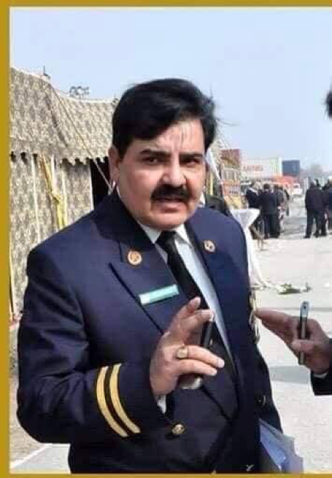 NiniYmz's tweet photo. انصاف اور قانون 💔
ایان علی دبئی جانے کے لیے اسلام آباد ائرپورٹ پر پہنچی جسکا نام اس وقت بے نظیر ائرپورٹ رکھا گیا تھا ،
وہ وی آئی پی لاؤنج تک آئی اور اپنا لیگیج کاونٹر پر رکھا تو کسٹم حکام نے اسکا بیگ چیک کرنا چاہا ،ایان علی نے لاپروائی سے بیگ کھولا اور اعجاز چوہدری نامی کسٹم انسپکٹر نے بیگ میں پڑے دو کپڑے ہٹائے تو نیچے ڈالروں کی گڈیاں پڑی ہوئی تھیں ،انسپکٹر نے ایان علی سے استفسار کیا تو اس نے لاپروائی سے کہا کہ یہ میرے ہیں ،اس نے کہا میڈم مجھے یہ رقم زیادہ لگ رہی ہے، کم و بیش پانچ ہزار ڈالرز سے زیادہ کیش لے جانا غیر قانونی ہے ،پھر اس نے گڈیاں گنی تو وہ 5 لاکھ ڈالرز تھے ،کسٹم انسپکٹر نے اپنے سنئئر کو مطلع کیا اور ایان علی کو صوفے پر بٹھا دیا ،ایان علی کو کوئی پریشانی نہیں تھی ،اسکے لئے یہ روز کا معمول تھا لیکن اعجاز چوہدری کے لئے یہ معمولی بات نہیں تھی ،وہ جانتا تھا کہ ایان علی ہفتے میں دو مرتبہ دبئی جاتی ہے اور اسکے سامان کی کوئی خاص چیکنگ نہیں ہوتی اور کسٹم کا عملہ ہی اسکو ہینگر تک لے کے جاتا ہے ،سنئیر حکام اگئے اور انہوں نے اعجاز چوہدری کو ایک طرف لے جاکر کچھ سمجھانے کی کوشش کی ،اعجاز چوہدری اکھڑ گیا اور اپنی قانونی پوزیشن بتانے لگا ،نیز اس نے اس دوران سی اے اے اور نارکوٹیکس کے افسران کو بھی مطلع کیا ،دوسری ایان علی بے زاری سے صوفے پر بیٹھ کر مسلسل فون پر بات کرتی رہی ،
اسی دوران کسٹم ہی کے کسی فرد نے میڈیا کو خبر دی اور چند گھنٹوں میں پورے میڈیا میں خبر پھیل گئی کہ مشہور ماڈل ایان علی پانچ لاکھ ڈالر سمگل کرتے ہوئے پکڑی گئی اور پکڑنے والا کسٹم انسپکٹر اعجاز چوہدری ہے ،
بات چونکہ اب پھیل گئی تھی لہذا کسٹم حکام کو بھی مجبور ہوکر سٹینڈ لینا پڑا ،انہوں نے ایان علی کہ سفری دستاویزات اور ڈیٹا کی انکوائری کی تو صرف ایک سال میں ایان علی 43 مرتبہ دبئی کا سفر کر  چکی تھی ،ایان علی نے دوران تفتیش اقرار کیا کہ وہ اپنے ذاتی اخراجات اور شاپنگ کے لیے ڈالر ہی لے کر جاتی تھی ،یہ 43 ویں مرتبہ پکڑی گئی تھی، 
جب اس سے پوچھا گیا کہ اتنے ڈالر اسکے پاس کہاں سے آئے اور وہ ڈالر ہی کیوں لے کے جاتی ہے تو اسکے پاس صرف ایک جواب تھا ،یہ میری اپنی کمائی ہے ،

ایان علی کی گرفتاری کے فورا بعد پیپلز پارٹی کی لیگل ٹیم نے اسکا کیس لیا، سردار لطیف کھوسہ اسکا وکیل بنا، ملک کے چوٹی کے وکیلوں نے بیٹھک کی اور مختلف قانونی نقاط اور پوائنٹس اکھٹے کئے گئے ان وکیلوں میں اعتزاز احسن بھی شامل تھے 
انہوں نے ایان علی کے کیس کی پوری پیروی کی، ہر ہر قدم پر وہ لطیف کھوسہ کو گائیڈ کرتے رہے خالانکہ یہ سو فیصد اوپن اینڈ شٹ کیس تھا، 
شریف خاندان کے میڈیا سیل اور زرداری مخالف صحافیوں اور تحریک انصاف کے کارکنوں اور سوشل میڈیا نے ایان علی کا نام زرداری سے جوڑا، 
ٹاک شوز ہونے لگے، پیپلز پارٹی کے لیڈروں سے سوال جواب ہونے لگے تو وہ ٹاک شوز میں بلکل باولے ہوجاتے تھے، 
شرمیلا فاروقی سے لے کر شہلا رضا تک اور مصطفی کھوکھر سے لے کر سعید غنی تک نے مریم صفدر اور کلثوم نواز کے کپڑے اتار دئیے، دوسری طرف تحریک انصاف کے کارکن سوشل میڈیا پر چھائے رہے ،انہوں نے بھٹو تک کو قبر سے نکال دیا ،آج بھی پیپلز پارٹی کے وزیروں مشیروں سے ایان علی کا پوچھا جائے تو انہیں دورے پڑ جاتے ہیں، انکے منہ سے رال نکلتی ہے ،وہ پاگل کتوں کی طرح کاٹ کھانے کو دوڑتے ہیں ،
بہر حال ایان علی کی گرفتاری سے اس ریاست اور اسکے اداروں کا اصل امتحان شروع ہوا ،

وہ جیل گئی ،پھر جب پیشیوں پر آتی تھی تو پورے سرکاری پروٹوکول کے ساتھ میک اپ کرکے آتی تھی ،اسے جیل کے فائیو سٹار بیرک میں رکھا گیا ،کمرے میں دنیا کی ہر سہولت موجود تھی ،وہ منرل واٹر پیتی تھی اور ناشتے میں امریکن و چائنیز فوڈ کھاتی تھی ،اسے ورزش کی مشینیں مہیا کی گئیں ،اسکا فون اور لیپ ٹاپ کسٹم حکام کے پاس تھا لہذا اسے ایک اور فون دیا گیا ،اسکی خدمت کے لیے پورے جیل کا عملہ وقف تھا ،ایان علی کے پورے کیس اور قید میں سب سے زیادہ چاندی وکیلوں کی ہوئی ،دوسرے نمبر پر سب سے زیادہ فائدہ جیل حکام اور پولیس والوں کو ہوا ،تیسرے نمبر پر میڈیا تھا جس نے زرداری اور ملک ریاض دونوں سے بھرپور فائدہ اٹھایا ساتھ شریفوں سے بھی زرداری کی مخالفت میں فائدہ اٹھاتے رہے ،
ایان علی ملکی تاریخ کی پہلی قیدی تھی جسے جیل میں فائیو سٹار ہوٹل کی سہولیات دی گئی ،ایسی سہولیات ذوالفقار علی بھٹو جیسے شخص اور نصرت بھٹو و بے نظیر بھٹو سمیت آصف زرداری اور نواز شریف تک کو نہیں دی گئی تھیں ،حتی کہ جتنی بھی بڑی بڑی سیاسی شخصیات جیل گئی ہیں انہیں یہ سہولیات نہیں ملیں ،مریم نواز سمیت جسکے پاس آدھے پاکستان کی پورن ویڈیوز ہیں اور آدھا لندن اسکے جائیداد میں آتا ہے ،
دوران تفتیش جو کچھ ہوا اس سے ہر شخص باخبر ہے ،لیکن اس سب کے بیچ جو سب سے زیادہ متاثر ہوا وہ کسٹم انسپکٹر اعجاز چوہدری تھا ،اسکے افسران اسے ملامت کرتے ،اسکے کولیگز اسے نفرت بھری نظروں سے دیکھتے ،دوران جرح ایان علی کے وکیل اسے گالیاں اور جھڑکیاں دیتے ،عدالت کے احاطے میں اسے دھمکیاں دیتے ،اسے نا معلوم نمبروں سے کالیں آتی ،اسے قتل کرنے کی دھمکیاں دی جاتی لیکن وہ اپنی جگہ کھڑا رہا ،اسے ہر قسم کا لالچ دیا گیا لیکن وہ کیس سے ایک انچ بھی پیچھے نہیں ہٹا ،اسکی ترقی روک دی گئی اور بجائے اسکے کہ اسے انعام دیا جاتا ،اسے پابند کیا کہ جب تک کیس کا فیصلہ نہی  ہوتا وہ کسٹم کاونٹر پر خدمات نہیں دے گا ۔
اس نے تمام ثبوت اکھٹے کئے اور عدالت کو دے دئیے، جب فرد جرم لگنے کی تاریخ قریب آگئی اور اسے بطور عینی گواہ پیش ہونا تھا ،اسے اپنے گھر کے سامنے دو نامعلوم موٹر سائیکل سواروں نے قتل کردیا ،پولیس آئی اور اسکی لاش پوسٹ مارٹم کے لئے لے گئی ،چند دن میڈیا پر ہاہا کار رہی پھر تھانہ وارث خان پولیس نے اسکی قتل کو ڈکیتی کی واردات قرار دے کر فائل بند کردیا ،کسٹم حکام بھی بلکل خاموش ہوگئے  ،اسکی بیوی سر پیٹ پیٹ کر تھانوں عدالتوں میں دھاڑیں مارتی رہی لیکن اسے ہر طرف سے دھتکار دیا گیا ،اسکے ساتھ اسکا کم سن بیٹا عدالتوں کے احاطے میں بدترین گرمی میں رلتا رہتا لیکن کسٹم حکام اور اعجاز چوہدری کے ساتھی اس سے نظریں چرا کر ایک طرف ہوجاتے ،
اعجاز چوہدری مر گیا تھا ۔
عدالت نے ایان علی کو منی لانڈرنگ کیس میں اور اعجاز چوہدری کے قتل کے ایف آئی آر میں نامزد ملزم کی حیثیت سے بری کردیا اور اسے پاسپورٹ واپس دے دیا ،
آج ایان علی دبئی کے سب سے مہنگے ترین علاقے میں رہائش پذیر ہے ،اسکے پاس ڈاج کی سپورٹس کار ہے ،پچھلے دنوں اس نے منی رولز رائس خریدی ہے ،وہ فائیو سٹار ہوٹلوں میں قیام کرتی ہے اور پام جمیرا میں بیچ پہ نہاتی ہے ،
رہا اعجاز چوہدری تو وہ قبر کے اندھیروں میں اتر گیا ،اسکی بیوی اور کم سن بیٹا تین مرلے کے مکان کی بوسیدہ دیواروں پر اسکا عکس ڈھونڈتے ہیں ،اسکے شیو کا سامان اور تولیہ اور وردی اسکی بیوی نے سنبھال کر رکھے ہیں لیکن اس نے فیصلہ کیا ہے کہ اپنے بیٹے کو کسٹم میں بھرتی نہیں کرائے گی ،اسکے سنگی ساتھی اسکی خالی کرسی کو آج بھی دکھ سے دیکھتے ہیں ،اعجاز چوہدری کی روح اسلام آباد کے پرانے ائرپورٹ کی  فضاوں میں دیکھی جا سکتی ہے ،اسکی موت کا سایہ آج بھی اسلام آباد ائر پورٹ پر سایہ فگن ہے ،میں نے جب بھی اسلام آباد کے پرانے ائر پورٹ سے سفر کیا ،میں نے اعجاز چوہدری کی لاش اور روح کے پرچھائی کو محسوس کیا ،میں نے اسکی بیوی کے ماتم اور آنسوؤں کو محسوس کیا ،میں نے اسکے کم سن بیٹے کی سسکیوں میں دل سے محسوس کیا اور اسکی بابا میرے بابا کی چیخیں کانوں میں محسوس کی ،
آج اسلام آباد کا نیا ائر پورٹ بن گیا ہے ،وہاں اعجاز چوہدری کے موت کے سائے نہیں ہیں لیکن وہاں کے کسٹم انسپکٹر اب اعجاز چوہدری والی غلطی نہیں دہرائیں گے ۔😓🤬

ایسا ہے میرے دیس کا قانون اور انصاف ان اشرافیہ کی رکھیل۔ انکے گھروں کی لونڈی۔