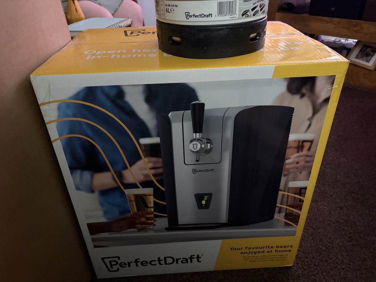 Craigabwood's tweet photo. @AmazonHelp 2 of 2 ordered a black machine was sent silver. Opened it provided you loads of pictures. But you think you can get away by not replacing it with what I order making me £350 out of pocket. Well my bank have all the evidence and are doing a charge back. Vile #amazon #ripoff https://t.co/QuxiE472r2