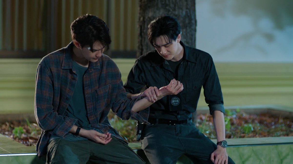 GMMTV's tweet photo. "เป็นห่วง" สะกดแบบนี้นะครับสารวัตร ผมบอกเฉย ๆ 👀😎
#MrKillSeriesEP4
@dew_jsu @vitheepanich https://t.co/DMgOswPdKA