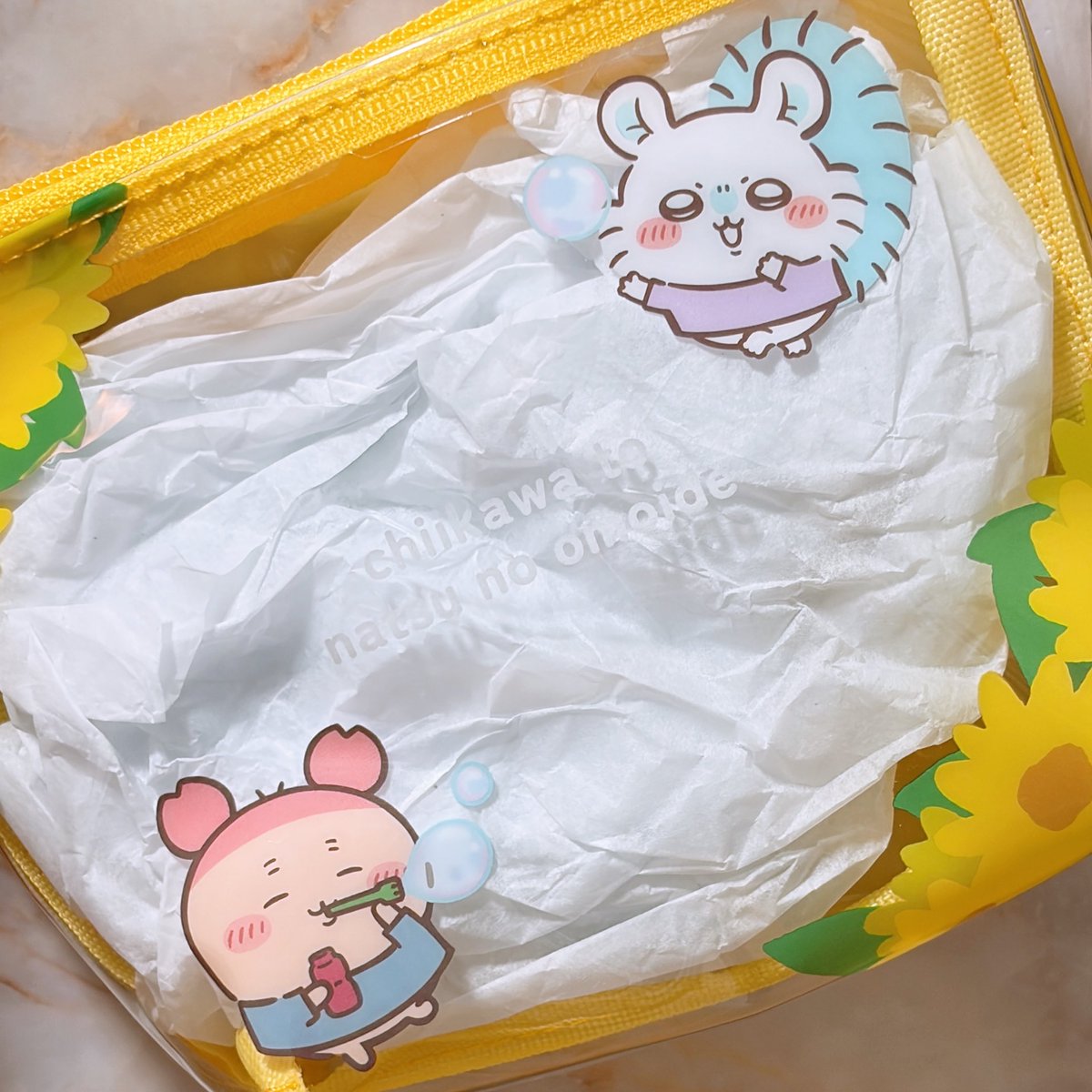 kanipink27's tweet photo. 家族がエニマイくじのカニちゃんとモモンガのレトロコップとポーチ当ててくれた！🩵🌻💜 https://t.co/ToCOuP0QLs