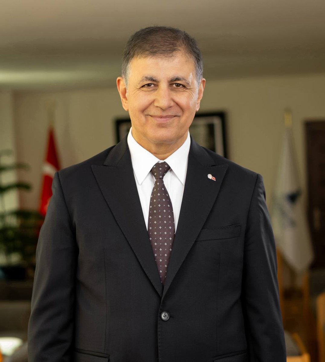 frekanstr_'s tweet photo. Nevşin Mengü:

"İzmir Büyükşehir Belediye Başkanı Cemil Tugay, AKP'nin kuruluş yıl dönümü olan 14 Ağustos'ta AKP'ye geçecek. 

Yanında da 3 ilçe belediye başkanını götürecek." https://t.co/wDC8aG3jsX