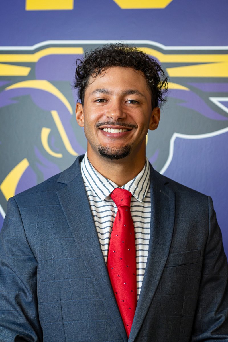 maverick_scoop's tweet photo. Welcome to the Herd! 

Join us in welcoming our new Wide Receivers Coach @HBraylon ! Coach Henderson comes to us from Dallas, Texas and has a wealth of knowledge on the Offensive side of the ball! 

🤘🏽😈#MakeTheJourney 1-0! https://t.co/O1IqPLV1uQ