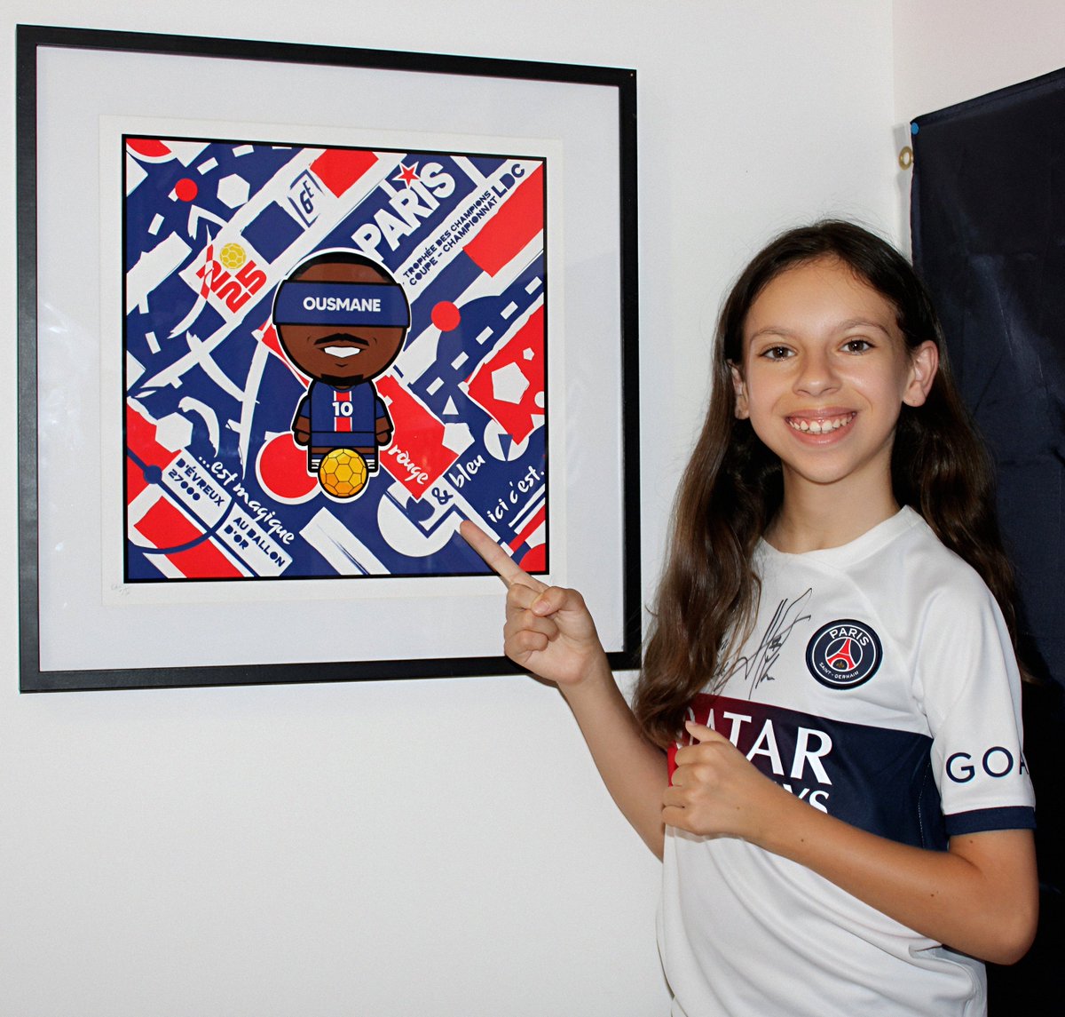 1SourireCamille's tweet photo. Un très, très joli cadeau pour Camille, fervente supportrice du @PSG_inside ❤️💙
 
Une œuvre signée @takeitysy, offerte par l'artiste lui-même à notre jeune guerrière🙏🏻🤩

Y'a plus qu'à la faire signer par @dembouz😉

#dembele #PSG https://t.co/SouJwsllCn