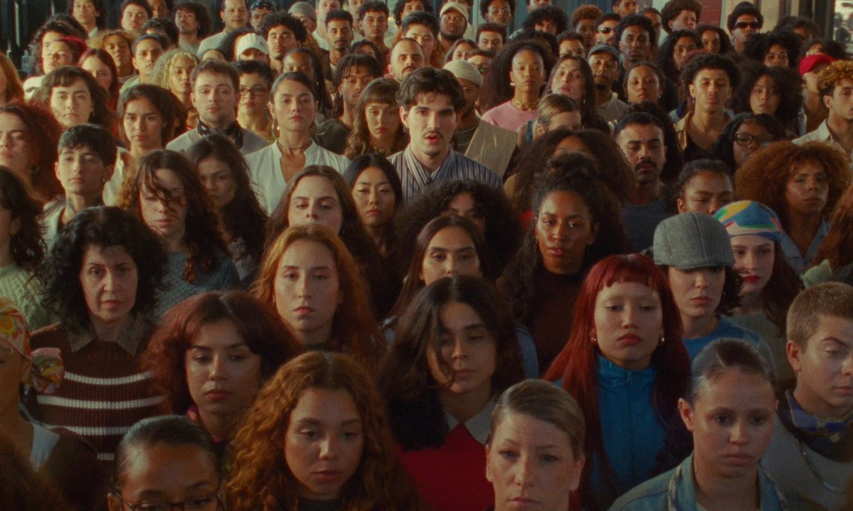 tracklist's tweet photo. Cena do clipe de "Catedral" (2026), de Jão, fazendo referência à obra "Operários" (1933), de Tarsila do Amaral. 🖼️ https://t.co/Msk6wHnExR