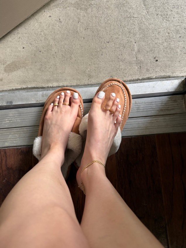ReineEmily2's tweet photo. Tu casses ton cou pour regarder mes pieds.

T'es vraiment irrattrapable et stupide.

Pour la peine envoi 50€ https://t.co/u7bufASkBV