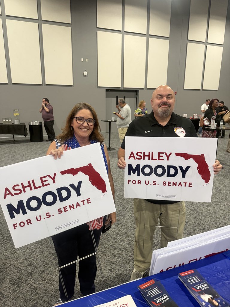 BrandonFreyFL's tweet photo. At the South Lake Chamber Hob Nob Senator Ashley Moody won big with over 64% of the vote! Tons of supporters who were happy to get their Senator Moody yard signs! https://t.co/tSANniN31i