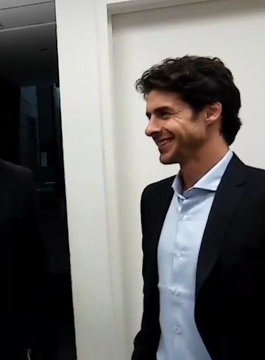 messikimochis's tweet photo. poco se habla de estas fotos de aimar sin barba y con traje negro. Un sueño este hombre como lo amo https://t.co/Zeo0wFYLfY