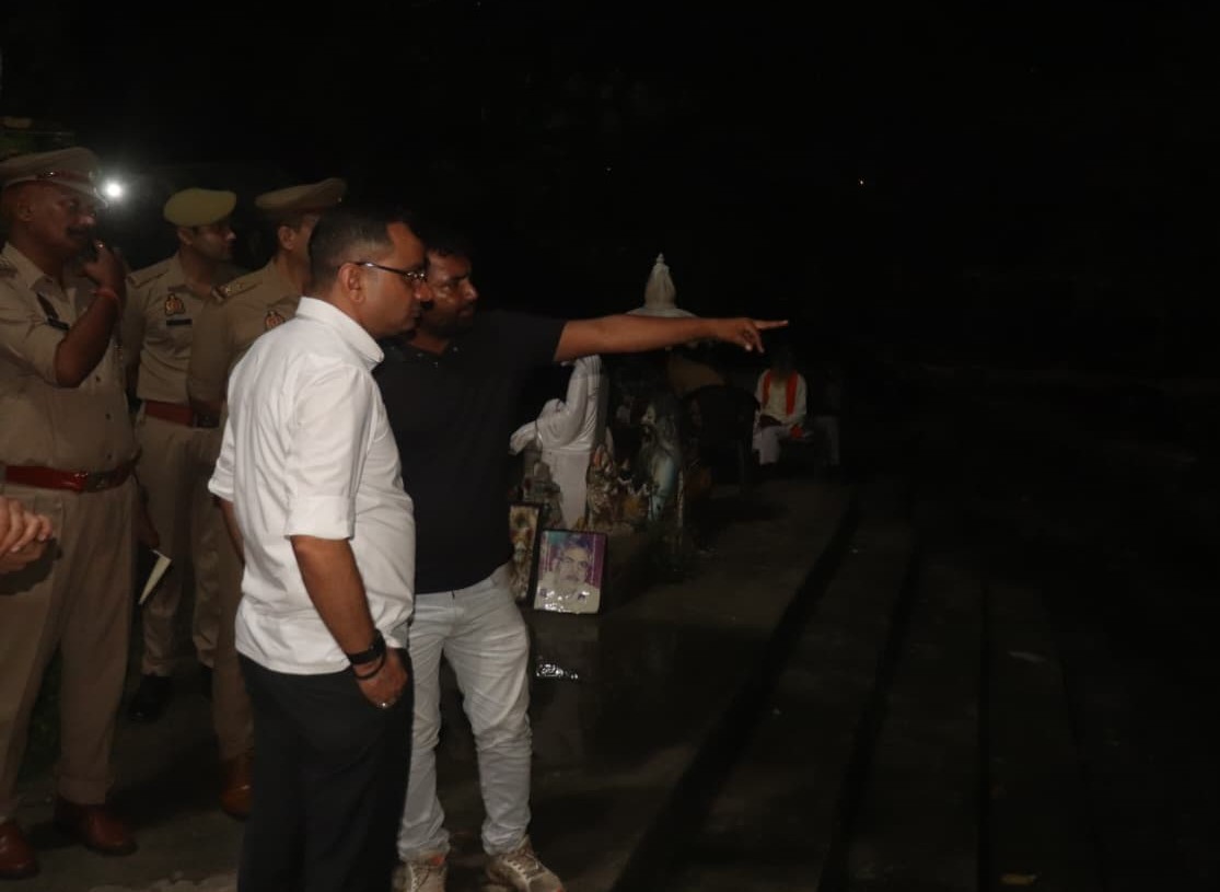 moradabadpolice's tweet photo. #SSP @moradabadpolice द्वारा एवं #ASP #CO सिविल लाइन के साथ आगामी कांवड़ यात्रा-2026 के दृष्टिगत थाना मझोला क्षेत्र स्थित गागन नदी पर निर्माणाधीन पुल का निरीक्षण कर सुरक्षा एवं निर्माण कार्य का जायजा लिया गया। https://t.co/RX88qOOlMv