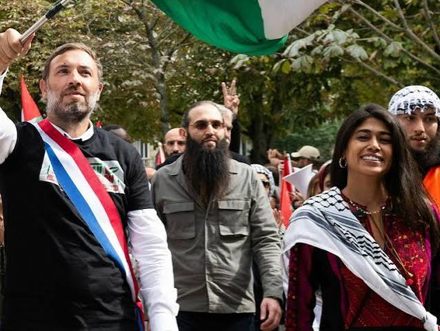 lafotaki's tweet photo. Donc pour combattre les islamistes, tu défiles avec.

C'est technique. https://t.co/wC3IBemaz2