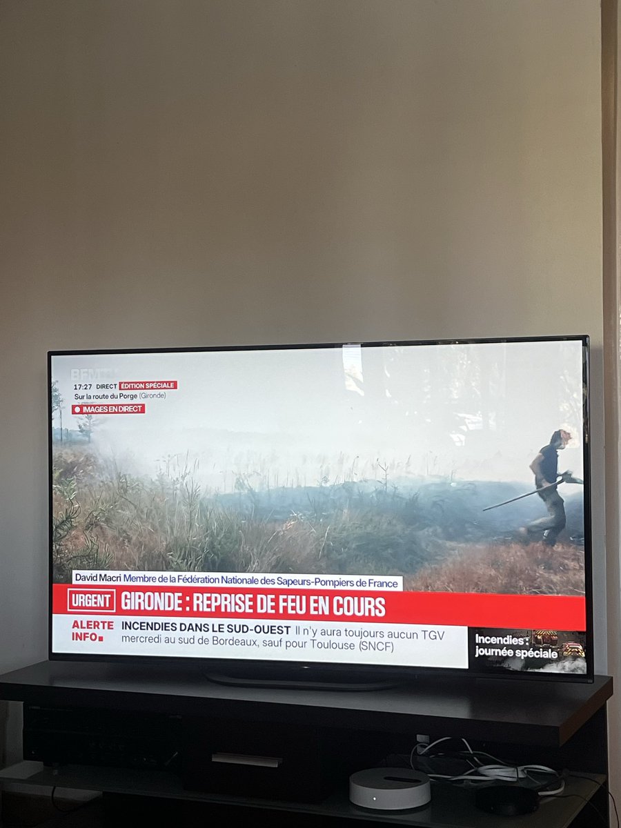 Simon7Patrick's tweet photo. J’ai, j’écoute, j’écoute les commentateurs sur BFM, critiquer les gens les civils qui lutte contre le feu il lutte non seulement contre le feu, mais il lutte aussi pour se protéger et il y a une pétasse qui arrive là avec son micro LCI et qui vient les faire chier🤬🤬🤬🤬🤬 https://t.co/u1Uy5CRx9k