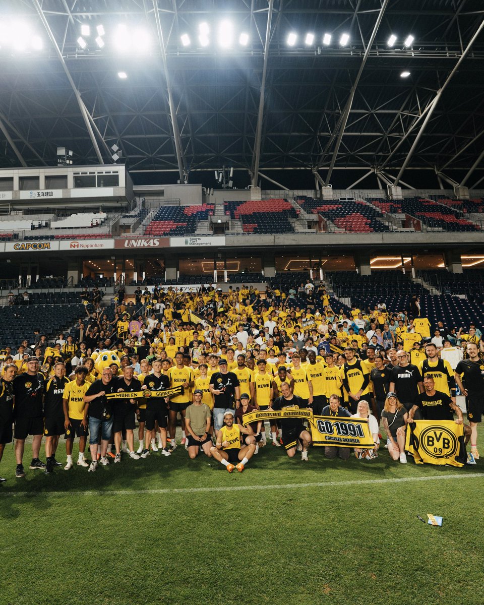 BVB's tweet photo. Training mit Fans in Osaka 💛 https://t.co/PMIZM5aolb