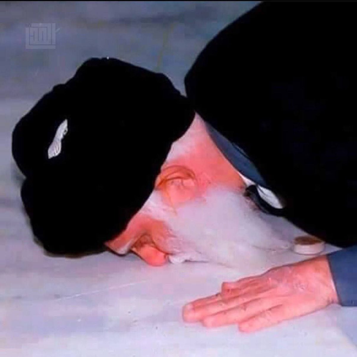 MuhamedAlsader's tweet photo. من التوجيهات العامة للسيد الشهيد محمد الصدر (قدس سرّه) حول زيارة الأربعين:

«أن تكون الزيارة وسيلةً لتقوية الإيمان والارتباط بالإمام الحسين عليه السلام، لا مجرد عادة اجتماعية.»

«أن يتحلى الزائر بالصبر، والتواضع، واحترام الآخرين، وخدمة الزائرين قدر المستطاع.» 

«أن ينعكس أثر الزيارة على سلوك الإنسان بعد عودته، بالالتزام بالقيم التي نهض من أجلها الإمام الحسين عليه السلام.»