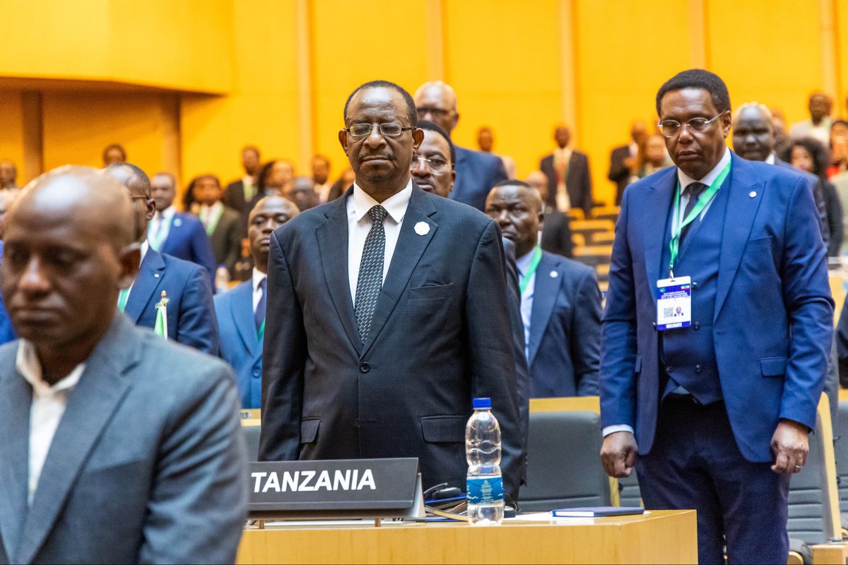 UbaloziAddis's tweet photo. Jamhuri ya Muungano wa Tanzania imeshiriki katika Mkutano wa 49 wa Baraza la Mawaziri wa Umoja wa Afrika (49th Ordinary Session of the Executive Council) ambao unafanyika hapa Addis Ababa, Ethiopia ambao umeanza leo tarehe 28 hadi 29 Julai 2026. Ujumbe wa Tanzania unaongozwa na Naibu Katibu Mkuu wa Wizara ya Mambo ya Nje na Ushirikiano wa Afrika Mashariki, Mheshimiwa Balozi Said Shaib Mussa akimuwakilisha Waziri wa Mambo ya Nje na Ushirikiano wa Afrika Mashariki, Mheshimiwa Balozi Dkt. Mahmoud Thabit Kombo (Mb). Mkutano huo unalenga kujadili  masuala mbalimbali ya kisera, kiutawala na kifedha yanayohusu utekelezaji wa shughuli mbalimbali za Umoja wa Afrika pamoja na maandalizi ya Mkutano wa 8 wa Uratibu wa wa Umoja wa Afrika ambao utajumuisha Kamati ya Uongozi ya Umoja wa Afrika (AU Bureau of the Assembly), Jumuiya za Kiuchumi za Kikanda (RECs) na Mifumo ya Kikanda (RMs). 
 
Akichangia katika mkutano huo, Balozi Mussa alieleza kuwa Tanzania inaunga mkono kupitishwa kwa Bajeti ya Umoja wa Afrika ya mwaka 2027, huku akisisitiza umuhimu wa usimamizi madhubuti wa fedha za umma, uwajibikaji na uandaaji wa bajeti unaozingatia matokeo ili kuhakikisha kuwa rasilimali za Umoja zinatumika kwa ufanisi mkubwa na kuleta manufaa kwa wananchi wa Afrika. Aidha, Tanzania ilitoa wito wa kuweka kipaumbele katika matumizi endelevu kama moja ya mkakati wa kupunguza utegemezi kwa wahisani na kuhakikisha kuwa ajira, upanuzi wa taasisi na utekelezaji wa programu vinaendana na uwezo wa kifedha wa Umoja wa Afrika pamoja na vipaumbele vya kimkakati na mchakato wa mageuzi ya kitaasisi unaoendelea. 
 
Kuhusu Ripoti ya Ukaguzi, Tanzania iliunga mkono hatua zinazochukuliwa na Kamisheni ya Umoja wa Afrika za kuimarisha mifumo ya ukaguzi wa ndani. Aidha, ilisisitiza umuhimu wa kutekeleza kikamilifu mapendekezo ya ukaguzi, kuimarisha mifumo ya fedha, manunuzi na utoaji wa taarifa, pamoja na kuhakikisha kuwa ukiukwaji wa kanuni na taratibu za Umoja Afrika unashughulikiwa kwa wakati kupitia hatua stahiki za uwajibikaji. Tanzania ilieleza kuwa hatua hizo ni muhimu katika kulinda uadilifu, uwazi na ufanisi wa taasisi za Umoja wa Afrika. 

Katika eneo la mageuzi ya kitaasisi, Tanzania ilisisitiza umuhimu wa kuendelea kutekeleza mageuzi yanayolenga kuongeza ufanisi wa taasisi za Umoja wa Afrika, kuondoa muingiliano wa majukumu na kuhakikisha matumizi bora ya rasilimali zilizopo. Vilevile, ilieleza kuwa mapendekezo yote ya mageuzi yanapaswa kuambatana na tathmini ya athari zake za kifedha ili kuwezesha Nchi Wanachama kufanya maamuzi yenye tija na kuhakikisha kuwa malengo ya mageuzi yanaendana na uwezo halisi wa kifedha wa Umoja. 
 
Aidha, Tanzania iliipongeza Kituo cha Afrika cha Kudhibiti na Kuzuia Magonjwa (Africa CDC) kwa hatua kubwa ilizochukua katika kuimarisha usalama wa afya barani Afrika kupitia kuimarisha mifumo ya kuzuia, kujiandaa na kukabiliana na milipuko ya magonjwa, pamoja na matumizi ya teknolojia za kidijitali katika usimamizi wa taarifa za afya. Tanzania ilitoa wito kwa Nchi Wanachama kuongeza uwekezaji wa ndani katika sekta ya afya, kuimarisha uzalishaji wa ndani wa dawa na vifaa tiba, na kujumuisha vipaumbele vya afya katika bajeti za kitaifa ili kuongeza uwezo wa bara la Afrika kujitegemea katika kukabiliana na changamoto za afya ya umma. Tanzania pia ilisisitiza kuwa itaendelea kushirikiana na kuunga mkono juhudi za Africa CDC katika kuimarisha uwezo wa Afrika wa kuzuia na kukabiliana na milipuko ya magonjwa. 
 
Kupitia ushiriki wake katika Mkutano huo, Tanzania imeendelea kudhihirisha dhamira yake ya kujenga Umoja imara, wenye mshikamano na unaobeba kwa dhati matamanio ya wananchi wa Afrika, hususan katika kipindi hiki ambapo dunia inashuhudia mabadiliko makubwa ya siasa za kimataifa. Aidha, ushiriki huo umeimarisha nafasi ya Tanzania kama mshiriki hai katika utekelezaji wa Ajenda ya 2063 ambayo ni nguzo na mhimili muhimu wa kuongoza Bara kuelekea mustakabali wa maendeleo endelevu kufikia Afrika inayojisimamia na inayojitegemea.