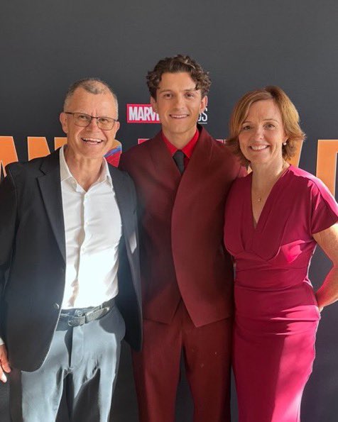 sadiesfleur's tweet photo. eu acho que o dominic não viu o grupo https://t.co/VG8SPeRizd