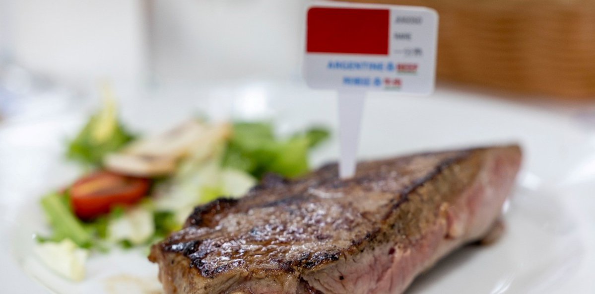 clarincom's tweet photo. OTRA CÁMARA FRIGORÍFICA RECHAZÓ EL PLAN DE STURZENEGGER DE CAMBIAR EL ESQUEMA DE APORTES AL IPCVA

La Asociación de Frigoríficos e Industriales de la Carne (AFIC) rechazó la propuesta del Gobierno para que los aportes al Instituto de Promoción de la Carne Vacuna (Ipcva) pasen de ser obligatorios a voluntarios. La entidad se sumó al respaldo que ya habían expresado la Mesa de Enlace y otras cámaras del sector.

Testimonios de AFIC

"[Las empresas integrantes] reconocen la importancia del Instituto tanto para el mercado doméstico como externo".

"Un instituto creado por ley tras el impulso y la iniciativa privada (no política), cuyos aportes son íntegramente realizados por el sector privado y bajo auditoría permanente, creado a imagen y semejanza de otros organismos similares y competidores, cuyos éxitos y logros son tangibles, no debiera ser motivo de reformas que impedirían el cumplimiento de sus fines".

"Es nuestra intención, mediante el presente comunicado, apelar al sentido común del Gobierno que tanto están haciendo para que el sector de ganados y carnes vuelva a ser un sector pujante y competitivo (eliminando restricciones e impuestos distorsivos) evitando que se cometa un tremendo error con la herramienta más apropiada para consolidar el desarrollo de la actividad".

(+) en Clarín: https://t.co/WPdq6eXhkM