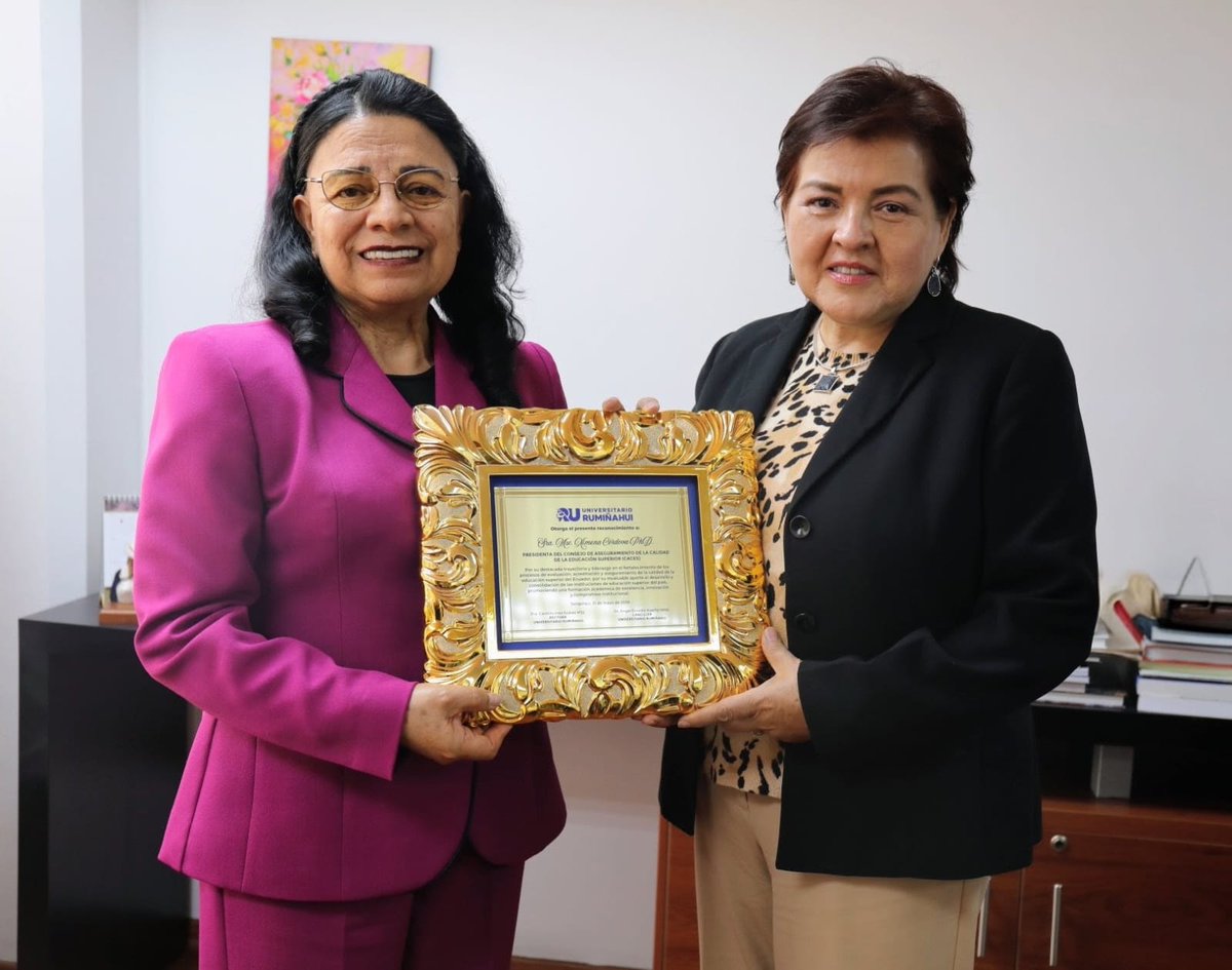 Caces_Ec's tweet photo. 🤝 Ximena Córdova, presidenta del #CACES, recibió la visita protocolaria de Carmita Suárez, rectora del @IsterRuminahui. En el encuentro, recibió un reconocimiento por su trayectoria y compromiso con el fortalecimiento de la calidad de la educación superior del país. https://t.co/vdGrDJp7p1