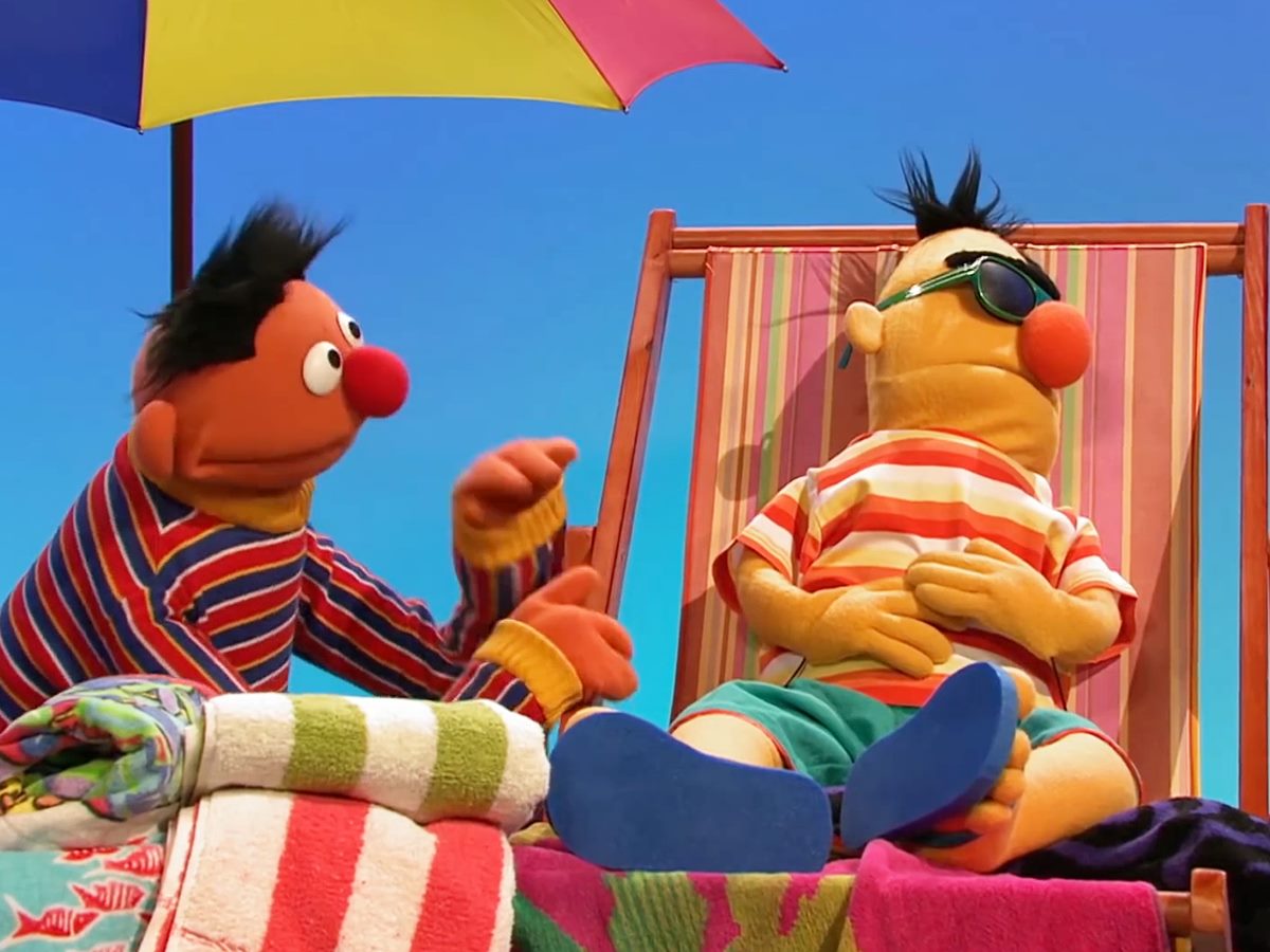 sesamejapan's tweet photo. バートの平和なお昼寝が終了するまで、３、２、１…🤫 https://t.co/hncjvXZNaz