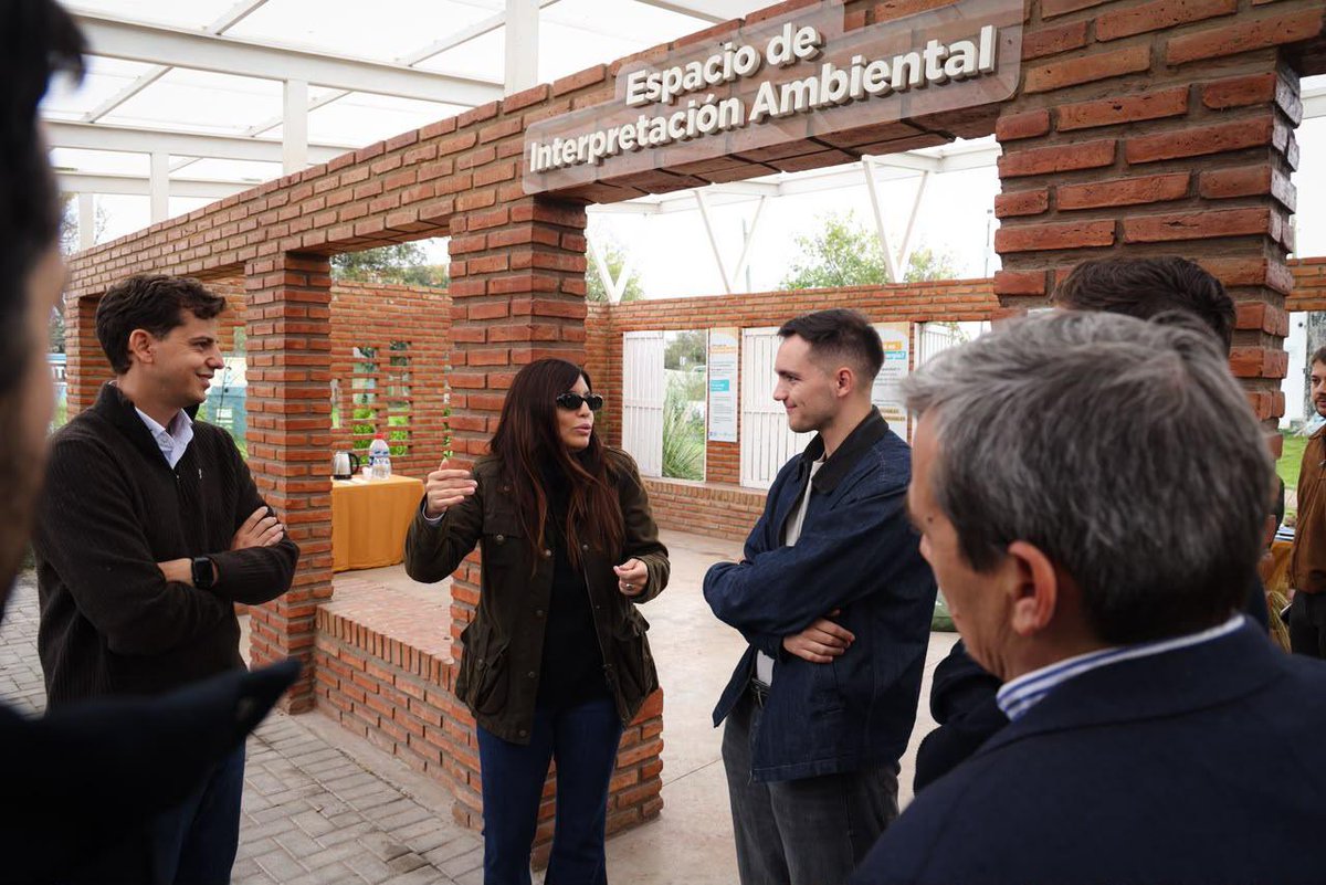 danyvilar's tweet photo. La respuesta a la crisis climática se construye compartiendo experiencias y fortaleciendo alianzas con quienes, desde distintos lugares del mundo, impulsan la agenda ambiental y la cooperación internacional.

Hoy llevamos a @guardiola_92, diputado de la Asamblea de Madrid y portavoz de Medio Ambiente, Interior y Agricultura del PSOE, a recorrer 2 grandes hitos de la gestión ambiental en Lomas de Zamora: el Parque Solar Diego Armando Maradona y la Reserva Provincial Santa Catalina, ¿por qué?