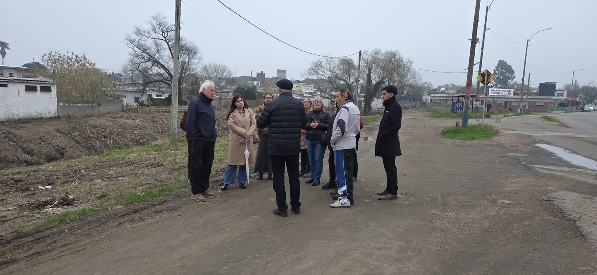 JuntaCanelones's tweet photo. 🔸️ La Comisión N° 6 Área Metropolitana recorre puntos del arroyo Las Piedras y actividades vinculadas. 

En parte del trayecto participaron integrantes del Concejo Municipal de La Paz y del Municipio G, además de representantes de la Intendencia de Canelones. https://t.co/CfIYZuFR7p