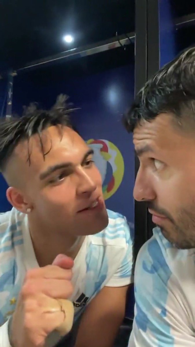 lady_bwhite's tweet photo. Yo todavia no puedo creer que existe este frame ajdjsjajja como lo miraba y el kun como OPAAAA?? https://t.co/z5L7Hvg9pO