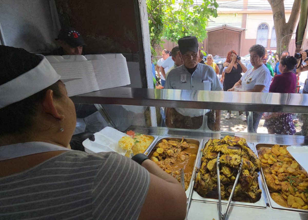 sutramitraps's tweet photo. Hoy reafirmamos nuestro compromiso social al incorporarnos, como sindicato integrante de la @UnidadSindical_, al Programa Mesa Solidaria, una iniciativa del movimiento sindical salvadoreño en beneficio de quienes más lo necesitan.

Mañana nos uniremos a esta jornada solidaria llevando alimentos a afiliados, no afiliados y a la población en general, demostrando que la unidad sindical también se expresa a través del servicio y el apoyo a las familias salvadoreñas.