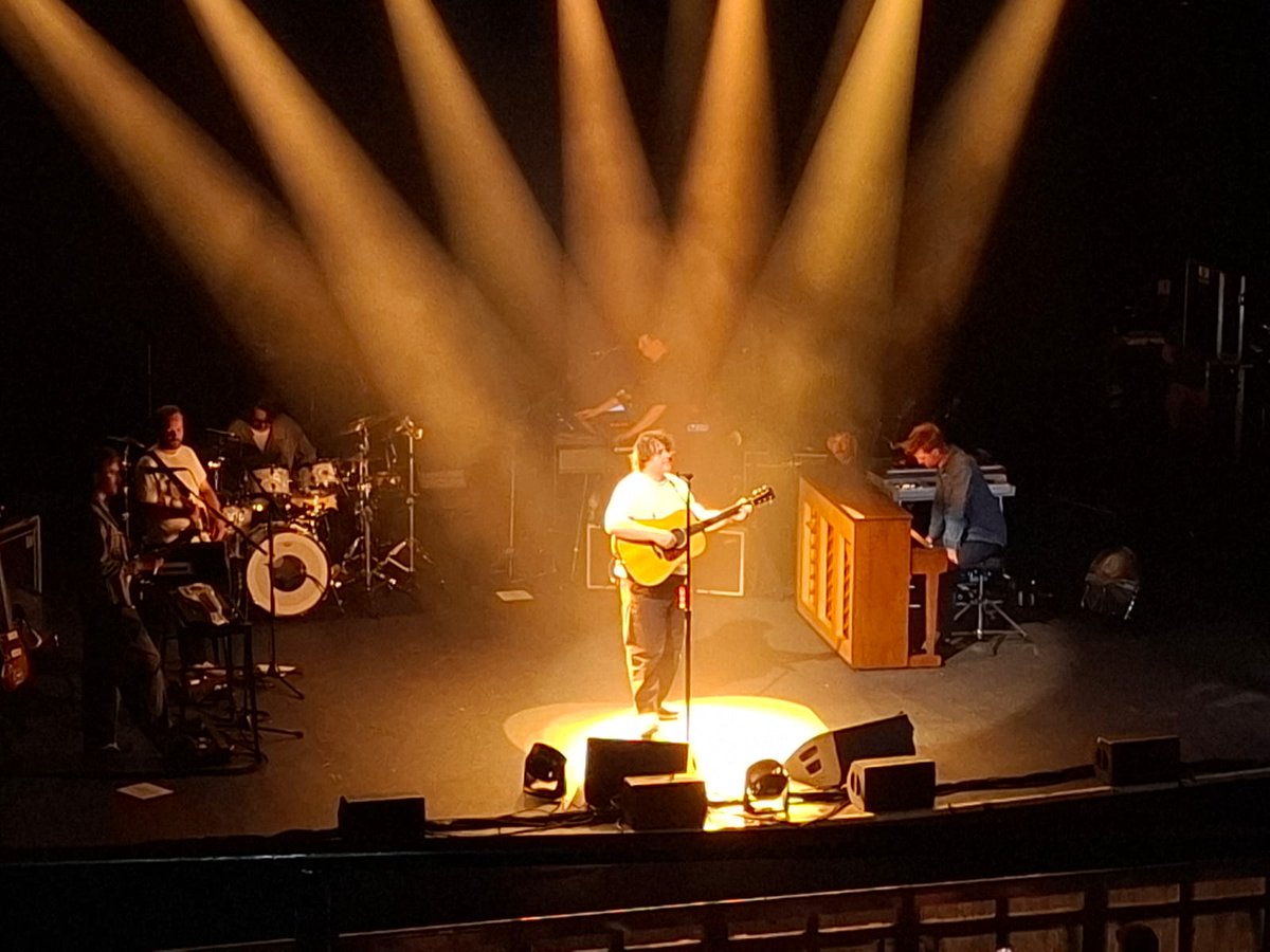CarersTrust's tweet photo. Lewis Capaldi has given away 40 free tickets tonight to a group of carers for his gig at the O2 Academy Kentish Road 🙌🙌🙌

We spoke to carers at the gig, Dawn told us: "It's really nice that he's giving out the tickets because he understands what mental health is about... it makes us recognise that actually we're doing a really good job."

It's incredibly important that carers get the chance for a break from their caring role, for their own wellbeing. Thank you, Lewis, for supporting carers! 💙

#LewisCapaldi