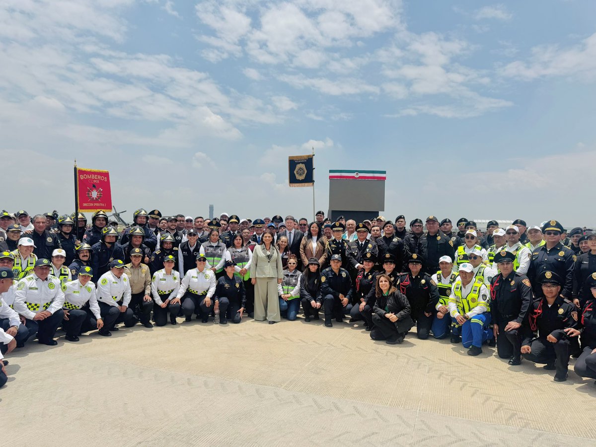 ClaraBrugadaM's tweet photo. Quiero hacer un enorme reconocimiento a la @SSC_CDMX, al @Bomberos_CDMX, a la @SGIRPC_CDMX, al ERUM, al personal de Salud y a todas las dependencias del @GobCDMX que en un trabajo conjunto con el @GobiernoMX hicieron posible el Operativo Kukulcán impulsado por nuestra presidenta @ClaudiaShein, garantizando la seguridad de habitantes y visitantes.

Gracias al trabajo coordinado y al esfuerzo interinstitucional demostramos que, cuando sumamos capacidades, la Ciudad de México está lista para recibir al mundo con seguridad, orden y calidez siempre que se requiera.