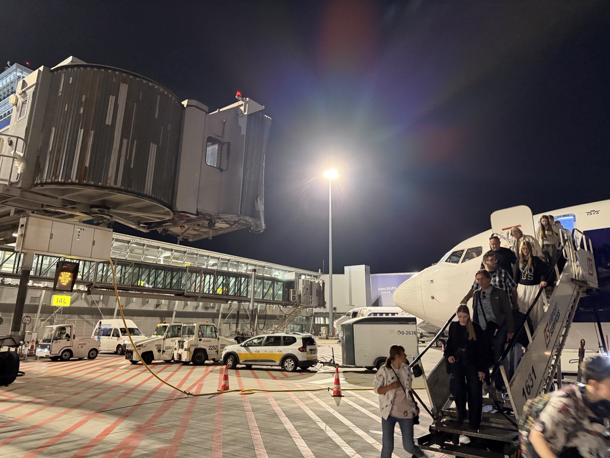 andrewmichta's tweet photo. Now the icing on the cake: Tonight’s @LOTPLAirlines flight LO380 Frankfurt-Warsaw. This is what greeted us in Warsaw: an unused jet bridge right where the aircraft parked while we again waited and again climbed down the stairs right next to it. You couldn’t make this stuff up. https://t.co/bZ0PLwblhC