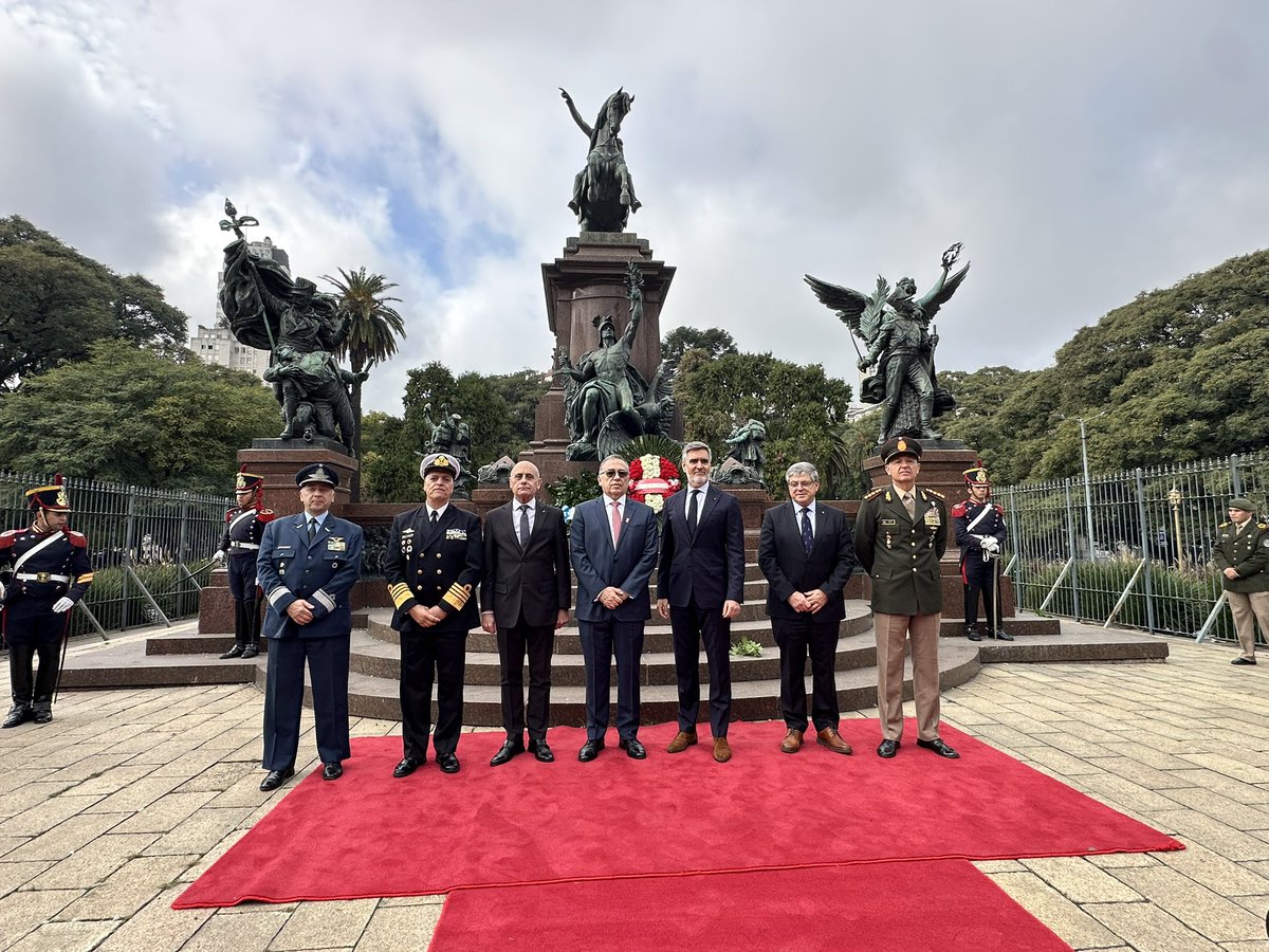 Granaderosarg's tweet photo. El Regimiento participó del homenaje al Libertador por un nuevo aniversario de la independencia de la hermana República del Perú 🇦🇷🇵🇪
#Granaderos  #SomosPatria #HerederosDelLibertador #UnRegimientoConHistoria #SomosHistoriaViva https://t.co/pLaUZwnHAL