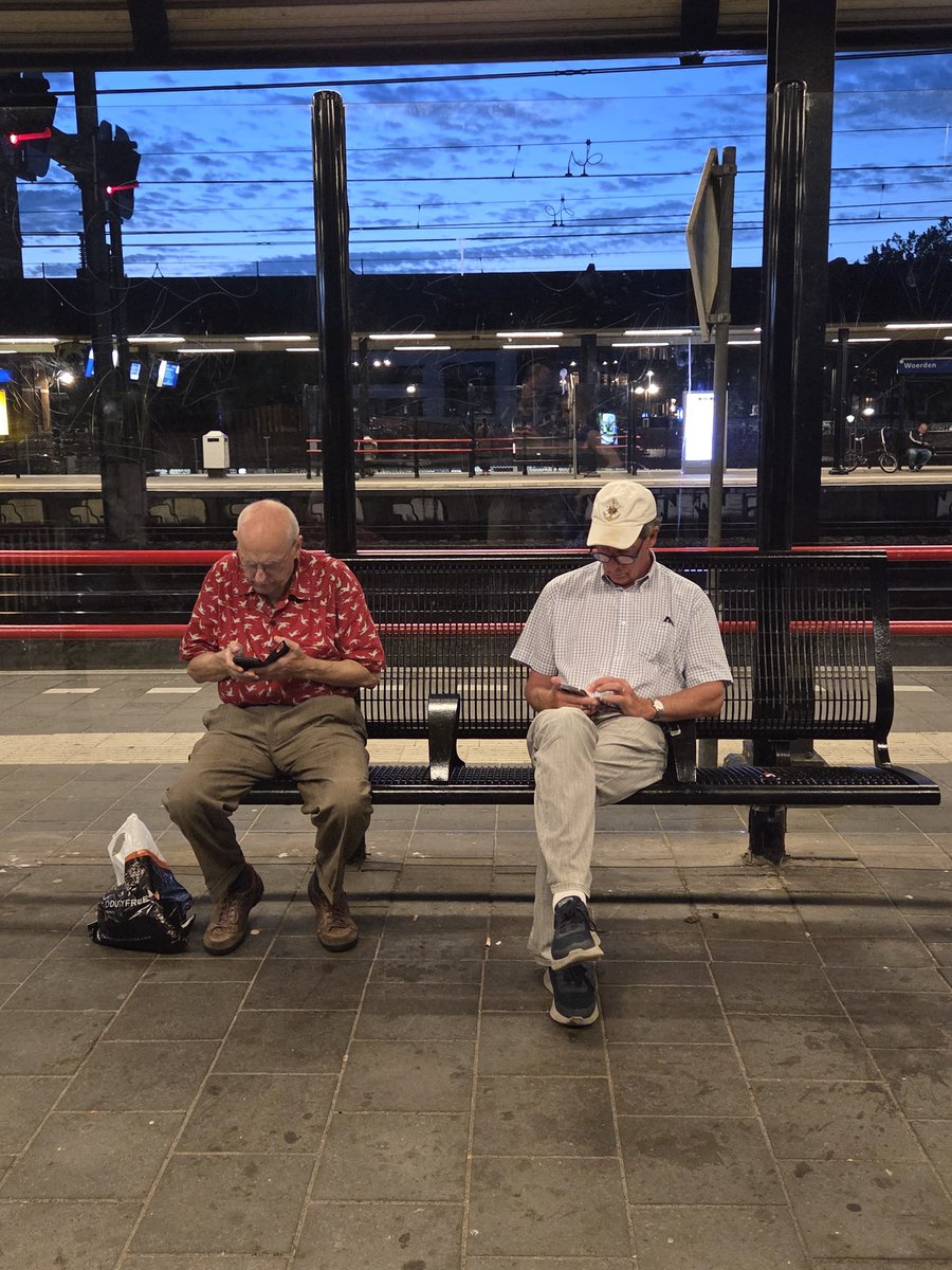 GuidovDijk's tweet photo. De jeugd zit alleen maar op die stomme mobieltjes https://t.co/ZqyaOQhLgt