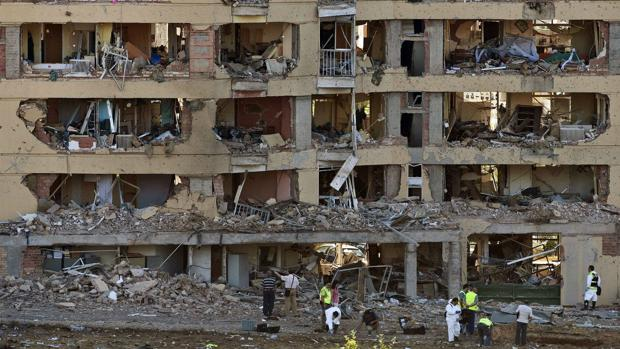 CCivicaCatalana's tweet photo. No es Gaza ni Siria ni Ucrania.

Es Burgos. Hoy hace 17 años.

ETA intentó volar de madrugada la casa cuartel de la GC donde dormían más de 100 personas, incluidos 41 niños.

Los que no condenan este crimen hoy son recibidos entre sonrisas y como socios preferentes en La Moncloa. https://t.co/bT3PgoXcpM