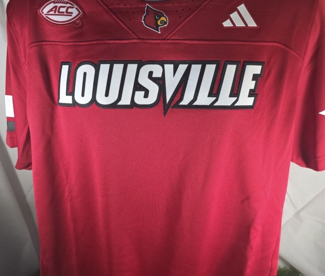 25_LivingTrophy's tweet photo. Card Fam, anyone know where I can get a number put on here (preferably our font?) I tried my best to find adidas/Louisville font numbers in white with black trim online but had 0 luck lol would love to rock a #8 on this 😅 #L1C4 #GoCards https://t.co/Qt4qGW6t02