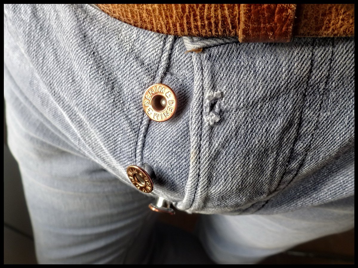 OokaBuzz7638's tweet photo. Maximum pressure ! #bulge #denim Big bird wants some liberty ! Freedom for #cock ! https://t.co/0EkhQlCDsF