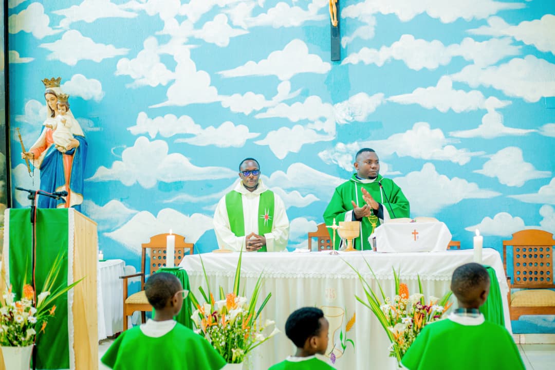 ArchKigali's tweet photo. Abana 120 bahagarariye abandi ba zone Pastorale ya KICUKIRO, taliki ya 27/07/2026 bahuriye muri Centre Des Jeunes GATENGA, bahakorera ingando ya Bibiliya (“Camp Biblique”), ifite insanganyamatsiko igira iti "IJAMBO RYA KRISTU NIRIBATUREMO RISAGAMBE RWOSE", KOL 3,16. https://t.co/FSo5pZFEYZ