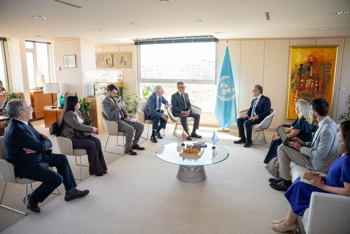 VillegasPoljak's tweet photo. Hoy tuve el honor de entregar al Director General de la UNESCO 🇺🇳, Khaled El-Enany, las cartas credenciales como Embajador-Delegado Permanente de la República Bolivariana de Venezuela 🇻🇪 ante ese organismo multilateral para la educación, la ciencia y la cultura con sede en París, Francia 🇫🇷. Al alto funcionario, de origen egipcio 🇪🇬, agradecí en nombre de la Presidenta Encargada @delcyrodriguezv y del pueblo venezolano la solidaridad de la UNESCO, como del resto del sistema de Naciones Unidas, ante la emergencia nacional por los terremotos del pasado 24 de junio. Asimismo reiteré el compromiso de Venezuela con el multilateralismo, la Carta de la ONU y los textos fundamentales de la UNESCO. El Director General, quien ejerce la responsabilidad desde noviembre de 2025, me extendió la bienvenida, remarcó su solidaridad ante la tragedia y destacó el papel cumplido Venezuela en el seno de la organización, el cual ahora nos corresponde mantener y potenciar en favor del pueblo venezolano y de una humana Humanidad. Me hizo el honor de acompañarnos en la ceremonia la directora regional de UNESCO Anne Lemaistre, así como nuestra Encargada de Negocios en Francia, Martha Bolívar, y parte de la delegación ante el organismo: el profesor Pedro Calzadilla y Carmelo Borrego, ministros consejeros, además de un insigne invitado, el querido intelectual venezolano Andrés Bansart. Luego de la presentación de credenciales sostuve un primer y grato encuentro de trabajo con Lidia Arthur Brito, adjunta al Director General para la prioridad África y Relaciones Exteriores de UNESCO, originaria de Mozambique 🇲🇿, y su diligente equipo. Asumo esta nueva experiencia diplomática con gratitud y compromiso con Venezuela, nuestra Patria querida.