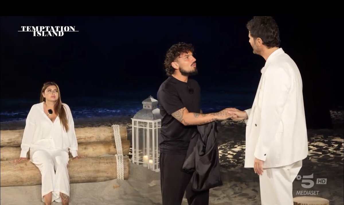 badgalvale's tweet photo. e per quanta                                 amerai
strada ancora                              il finale 
c'è da fare

#TemptationIsland https://t.co/3qcV4rayXd
