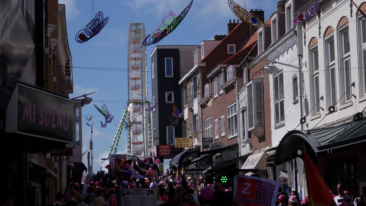 haarlem's tweet photo. Kijk terug: kleurijke parade in Zandvoort tijdens Pride at the Beach 2026: Het bericht Kijk terug: kleurijke parade in Zandvoort tijdens Pride at the Beach 2026 verscheen eerst op Haarlem105. https://t.co/SN8LJUHf2z https://t.co/K6dvDL7Zlu