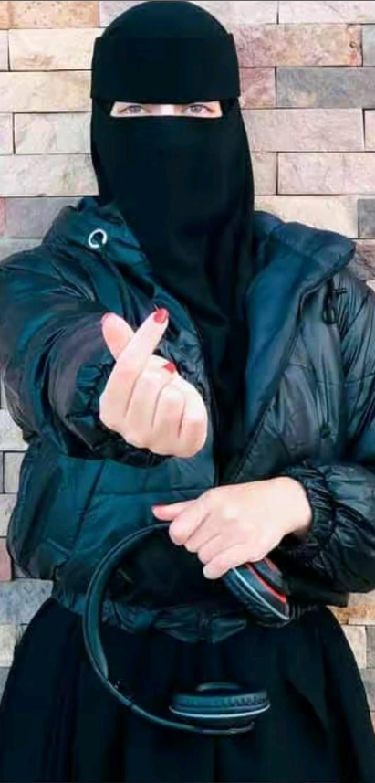 chrisb4210's tweet photo. هل تشتاق لي أم تشتاق لذكري فقط... 😔🥺 https://t.co/r9b8bCiDUq